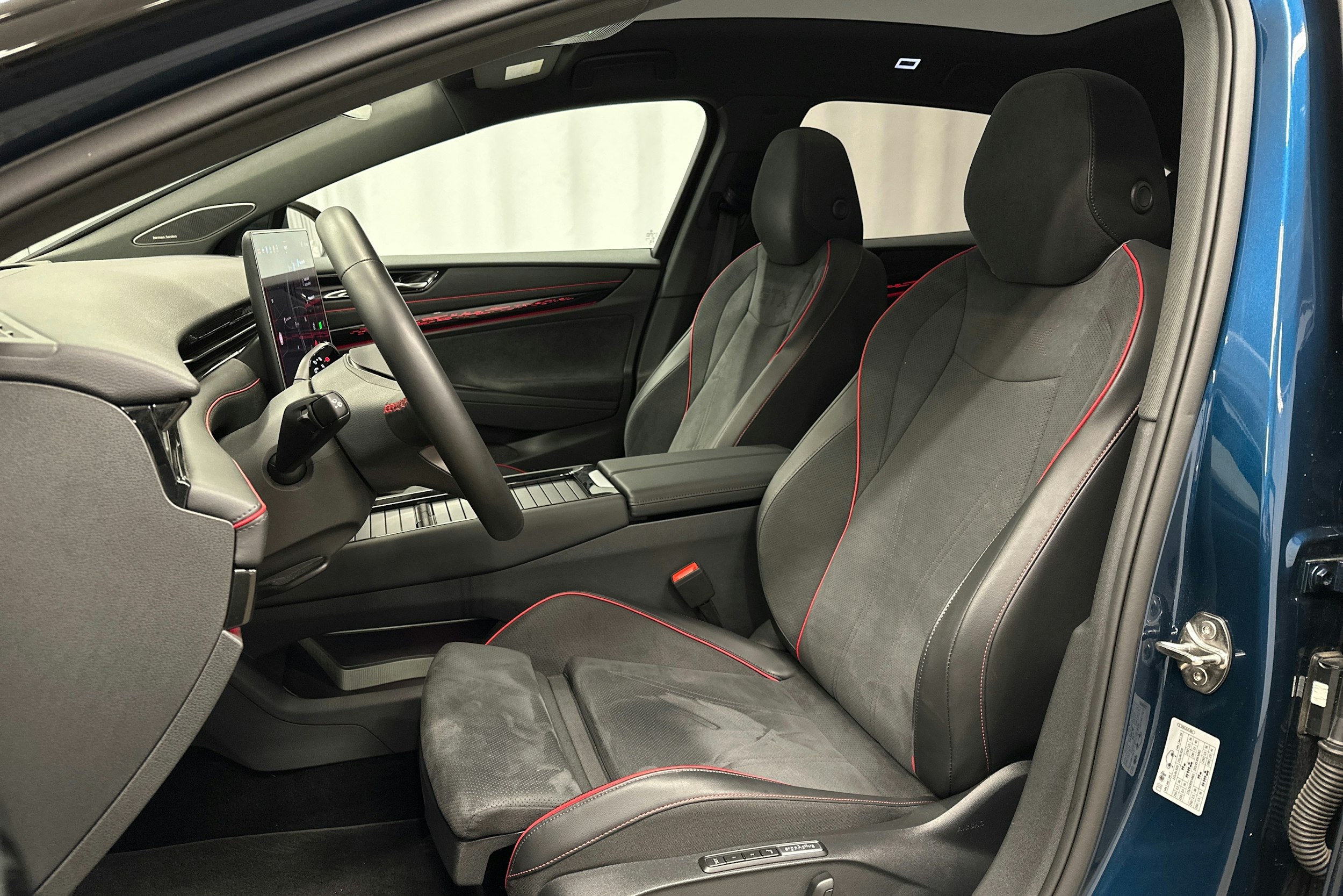 sininen Volkswagen ID.7 2025 kuva 18.