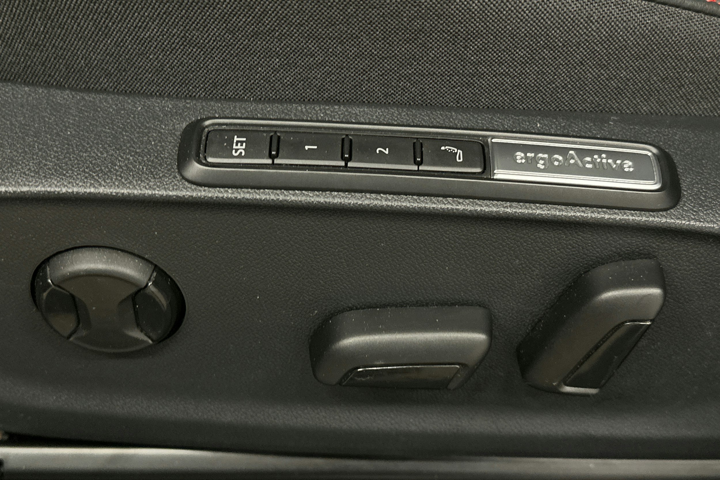 sininen Volkswagen ID.7 2025 kuva 19.