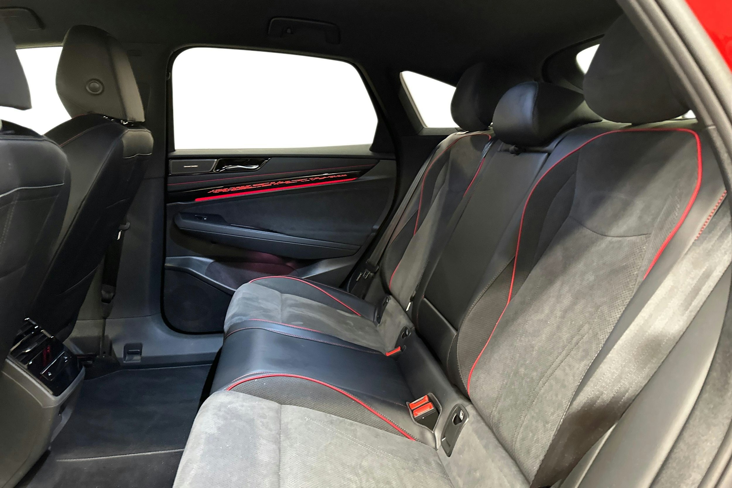 punainen Volkswagen ID.7 2025 kuva 10.