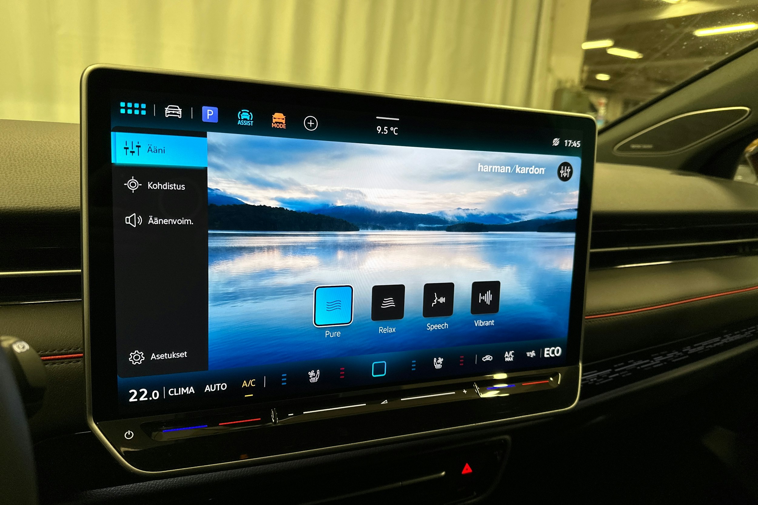 punainen Volkswagen ID.7 2025 kuva 27.