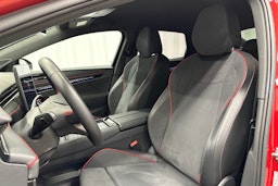 punainen Volkswagen ID.7 2025 kuva 29.