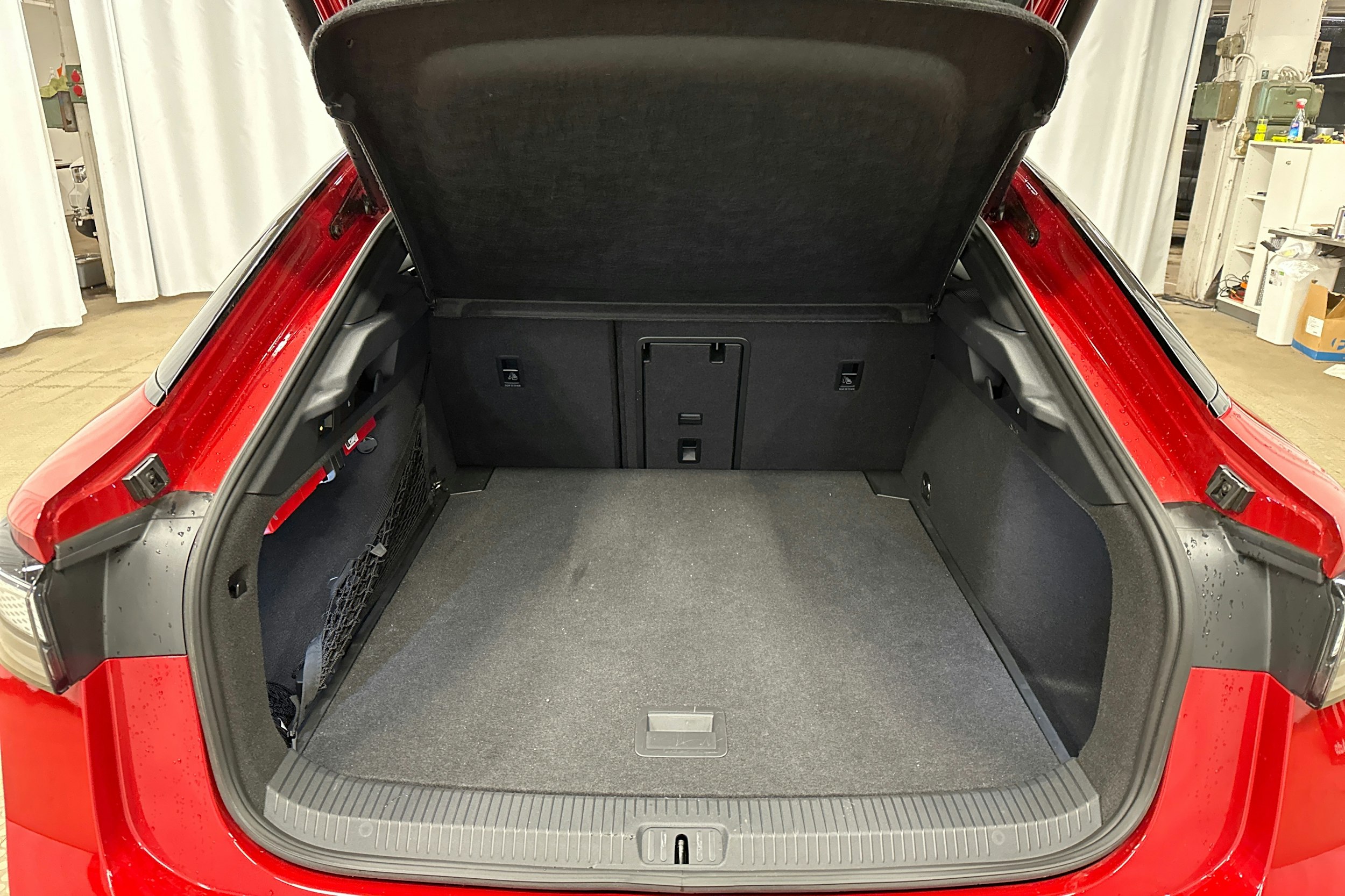 punainen Volkswagen ID.7 2025 kuva 31.