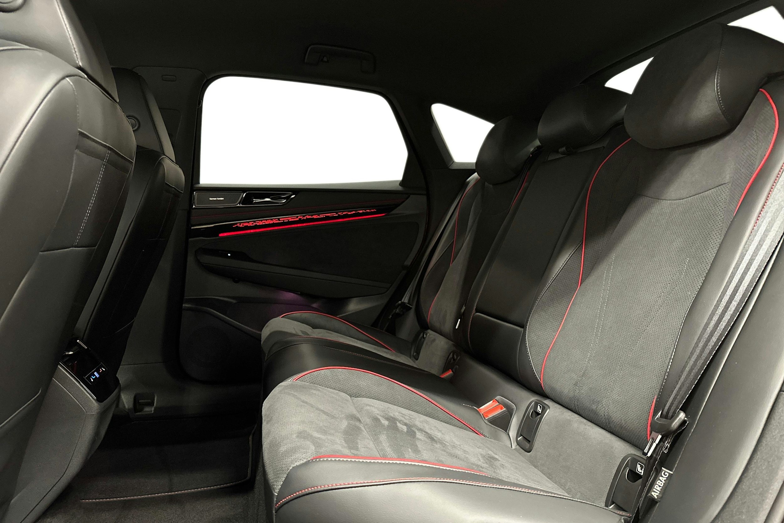 punainen Volkswagen ID.7 2025 kuva 10.