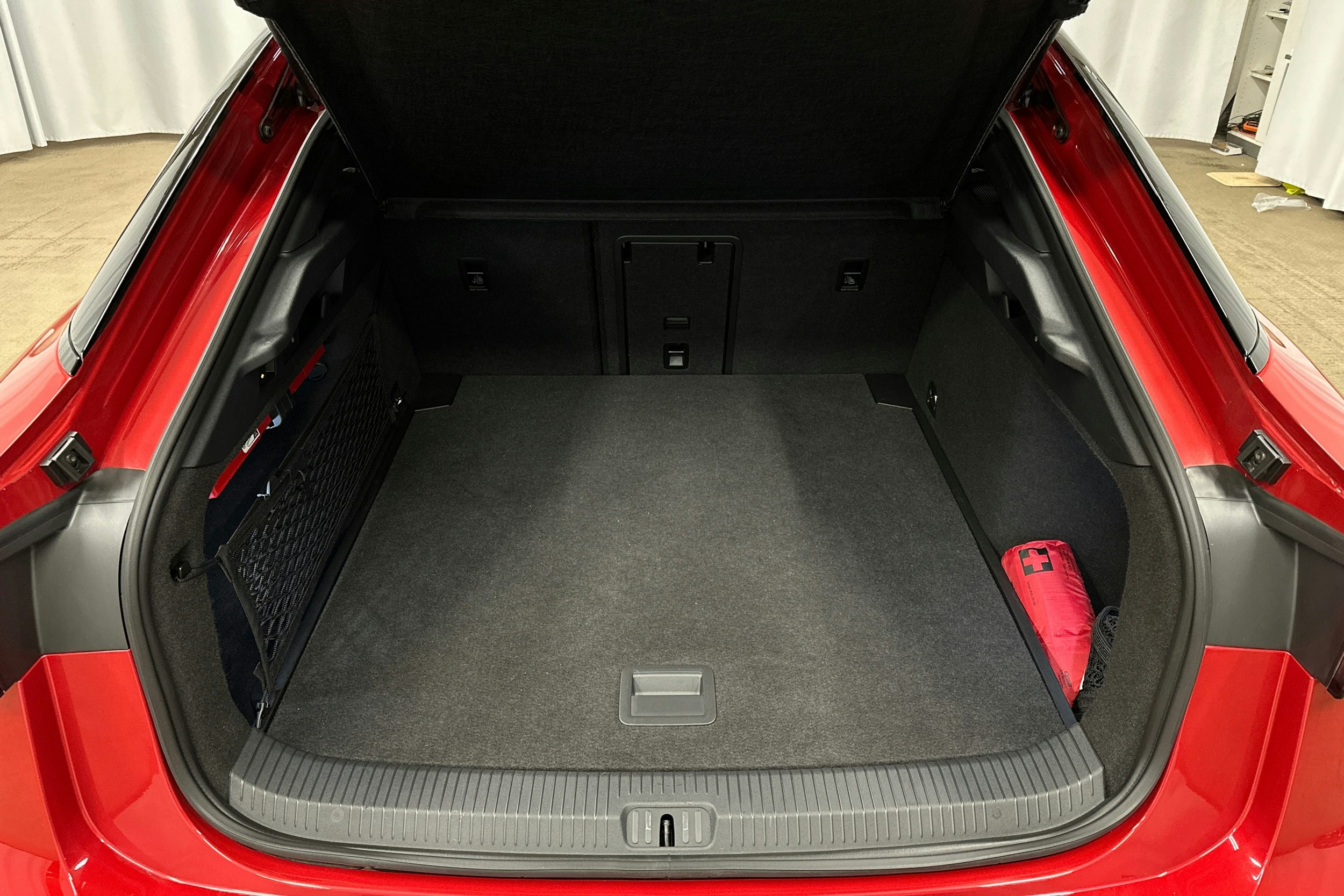 punainen Volkswagen ID.7 2025 kuva 14.