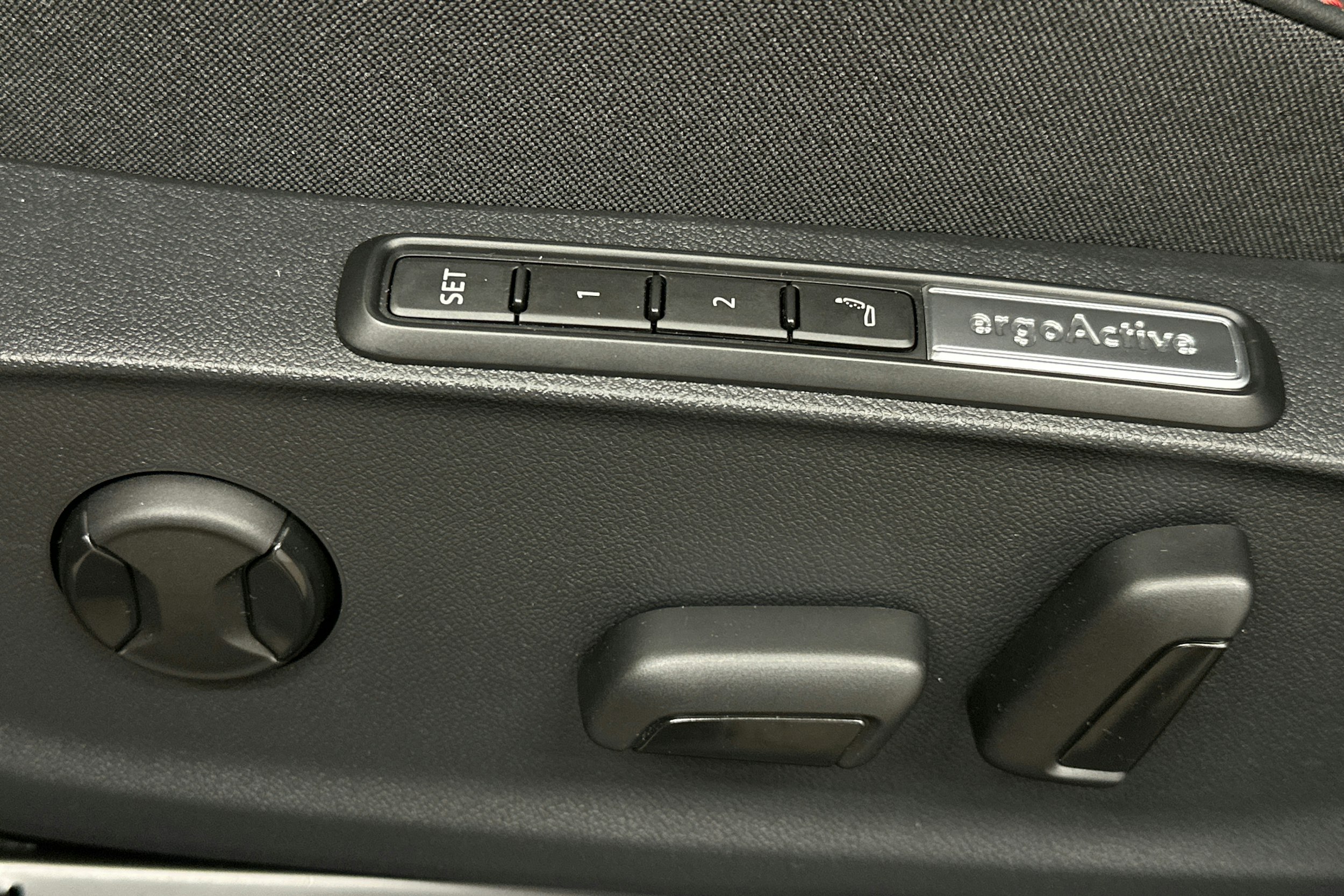 punainen Volkswagen ID.7 2025 kuva 19.