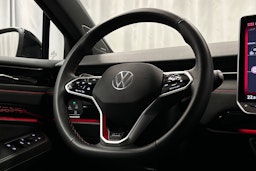 punainen Volkswagen ID.7 2025 kuva 21.