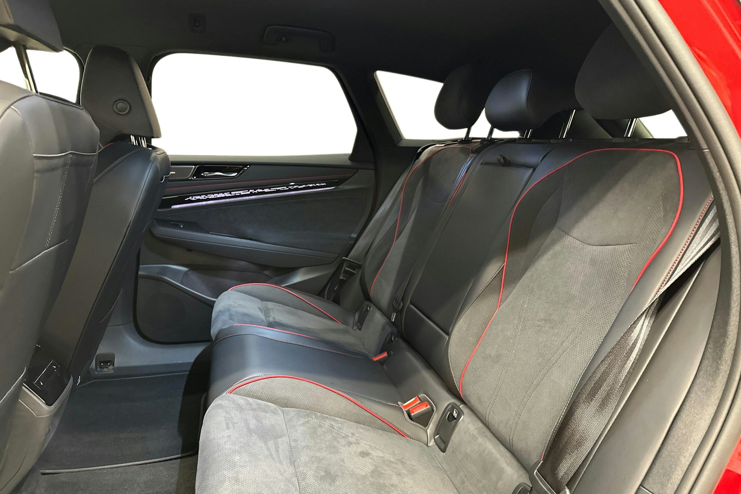 punainen Volkswagen ID.7 2025 kuva 10.