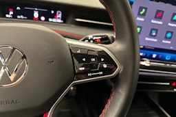 punainen Volkswagen ID.7 2025 kuva 15.