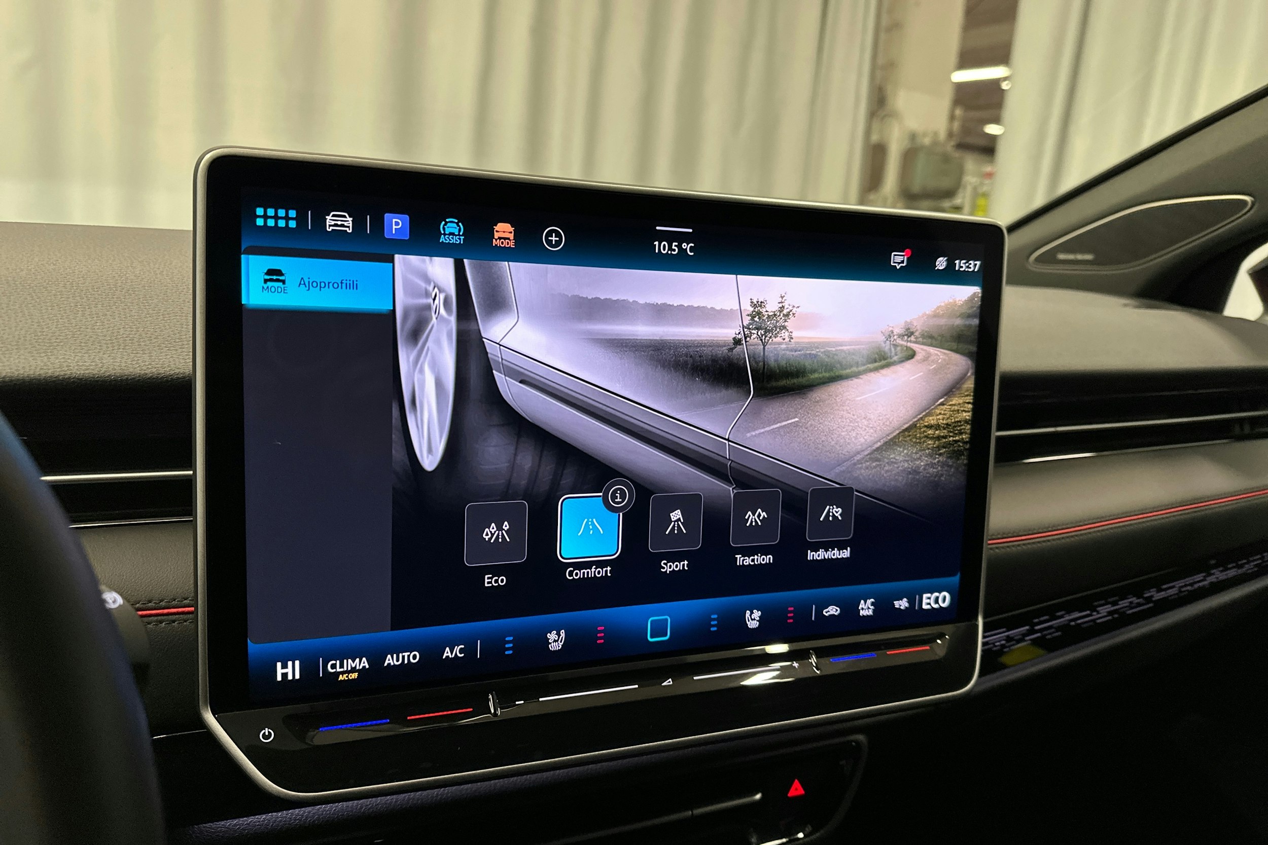 punainen Volkswagen ID.7 2025 kuva 24.