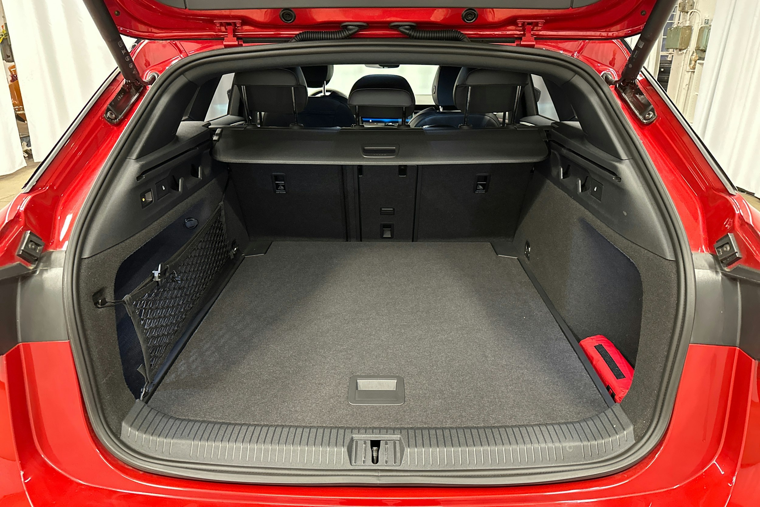 punainen Volkswagen ID.7 2025 kuva 30.