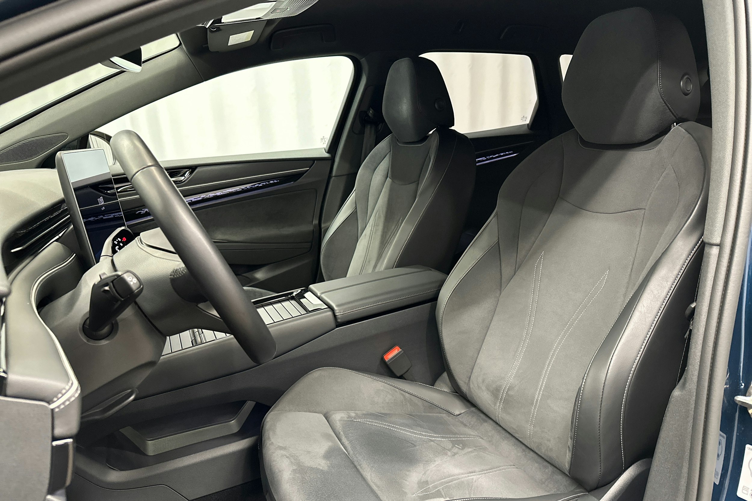 sininen Volkswagen ID.7 2025 kuva 28.