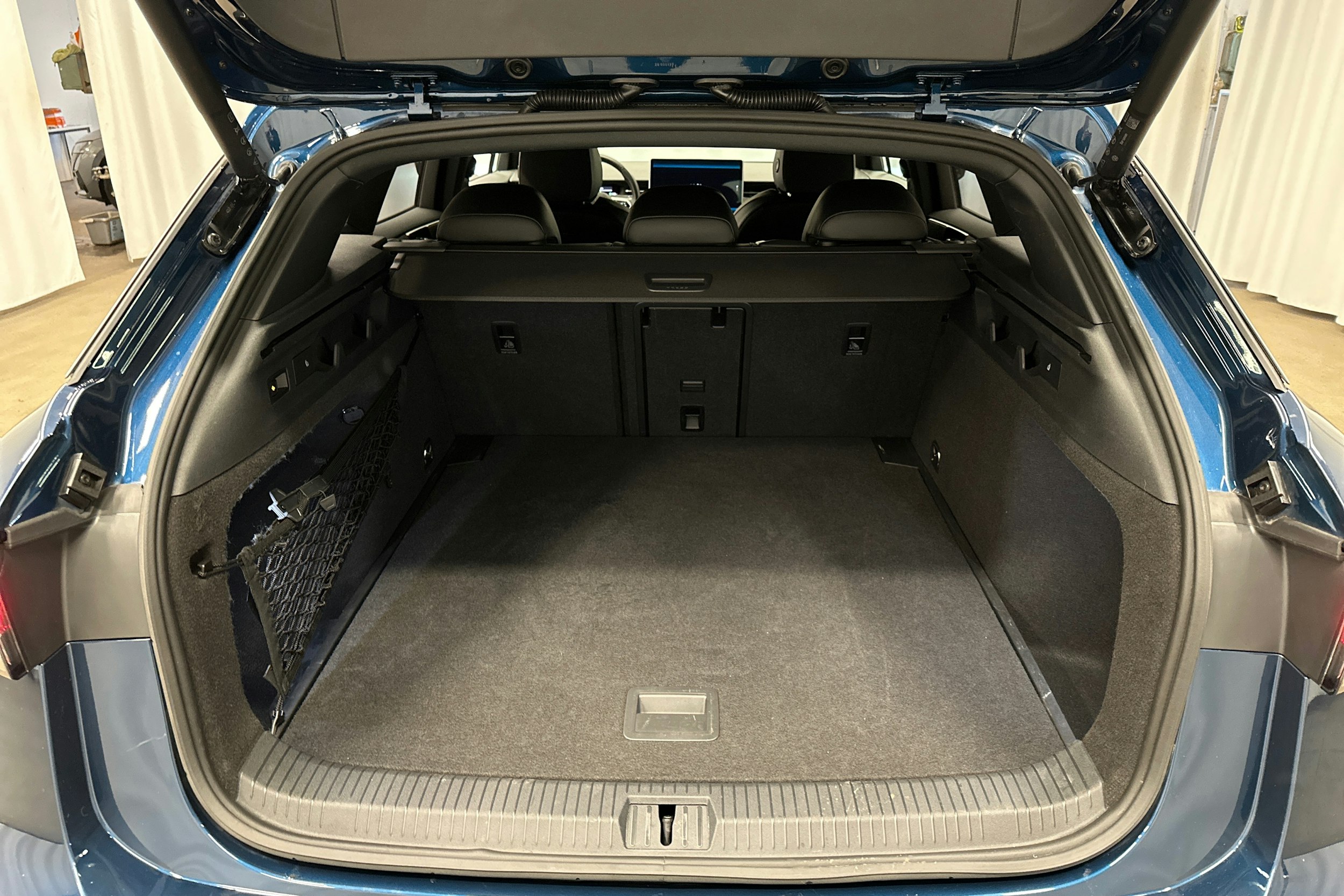 sininen Volkswagen ID.7 2025 kuva 30.