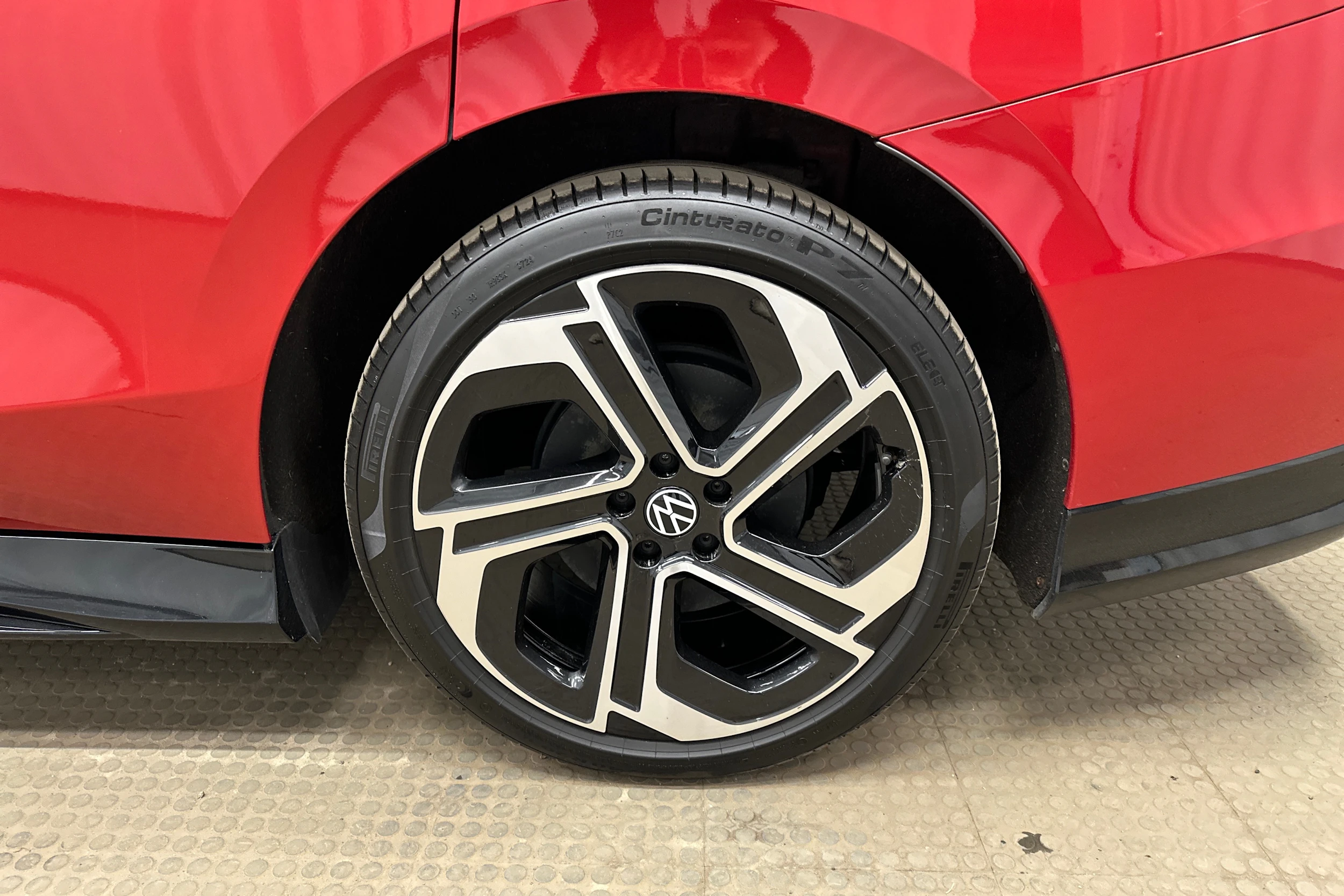 punainen Volkswagen ID.7 2025 kuva 10.