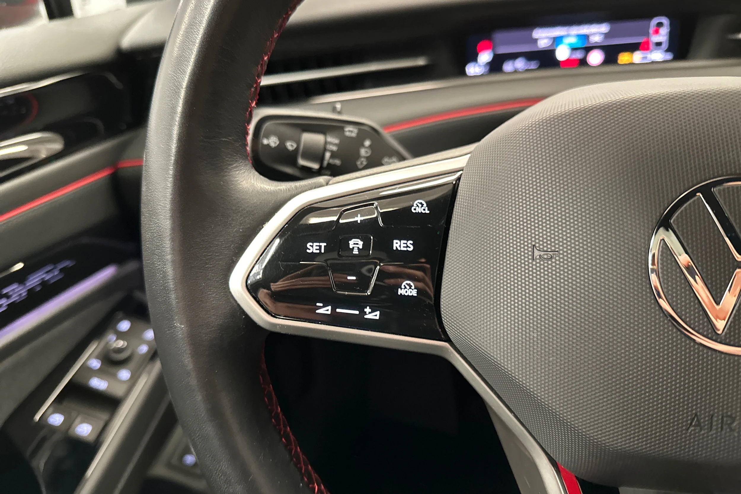 punainen Volkswagen ID.7 2025 kuva 11.