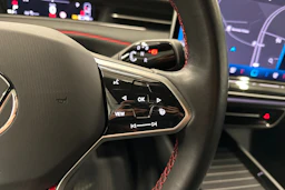 punainen Volkswagen ID.7 2025 kuva 12.