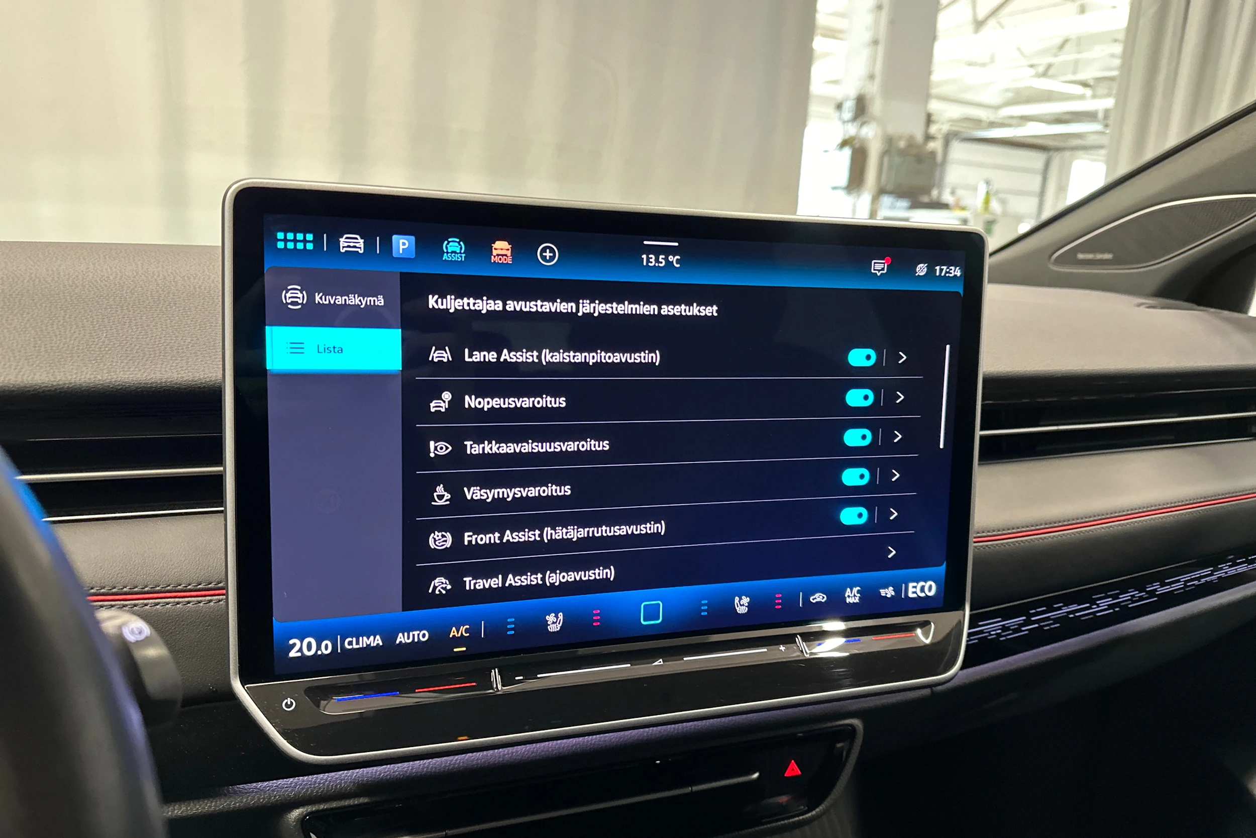 punainen Volkswagen ID.7 2025 kuva 18.