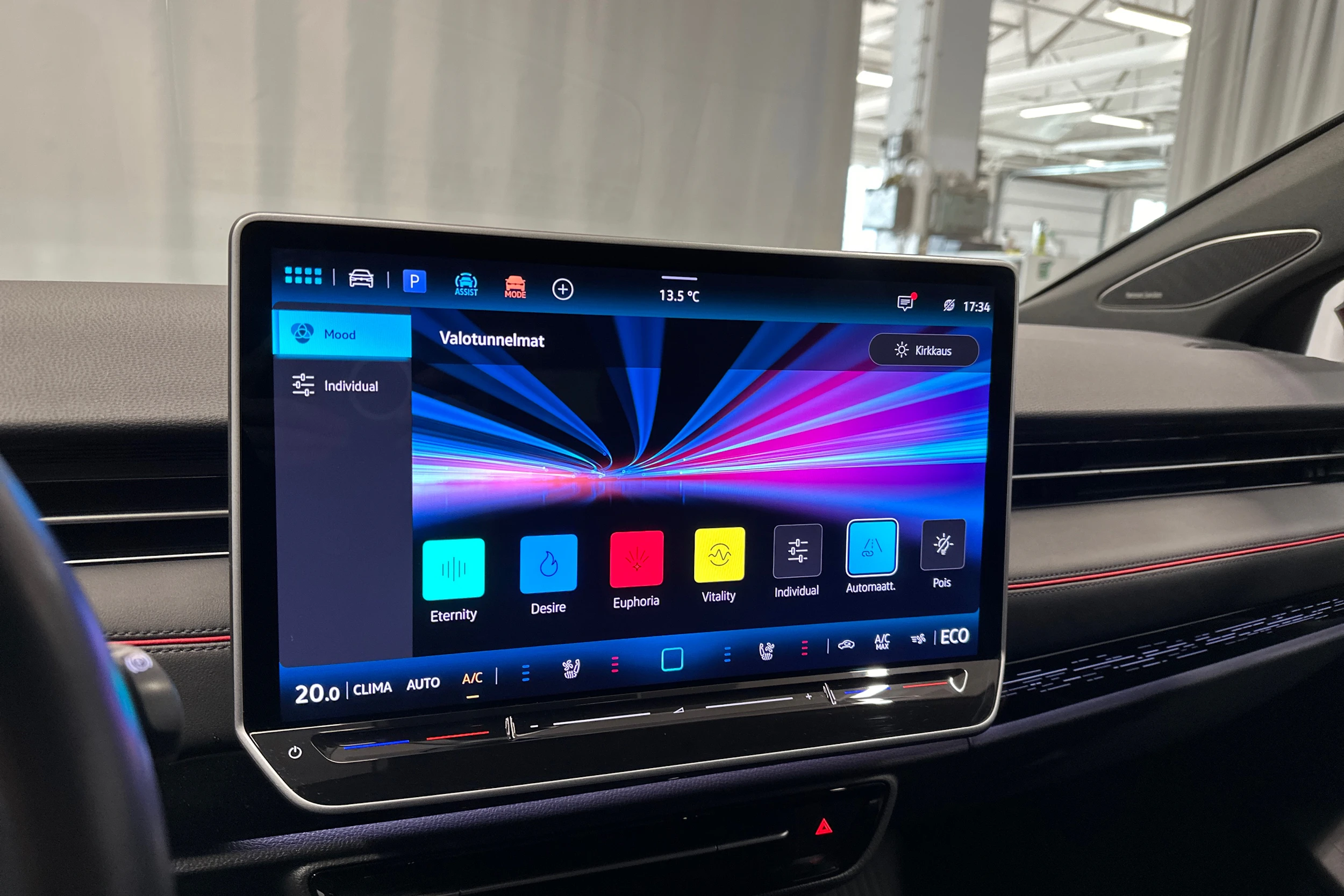 punainen Volkswagen ID.7 2025 kuva 22.