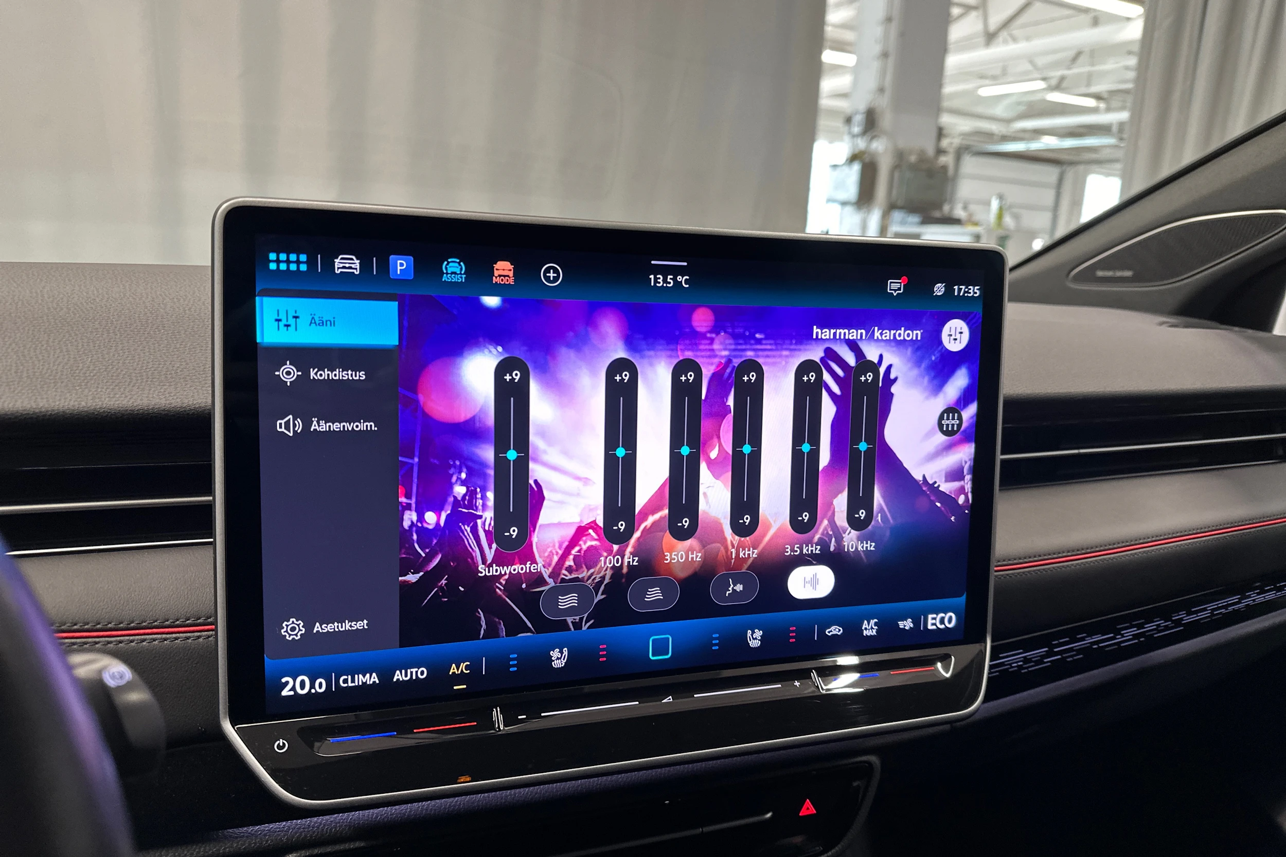 punainen Volkswagen ID.7 2025 kuva 25.