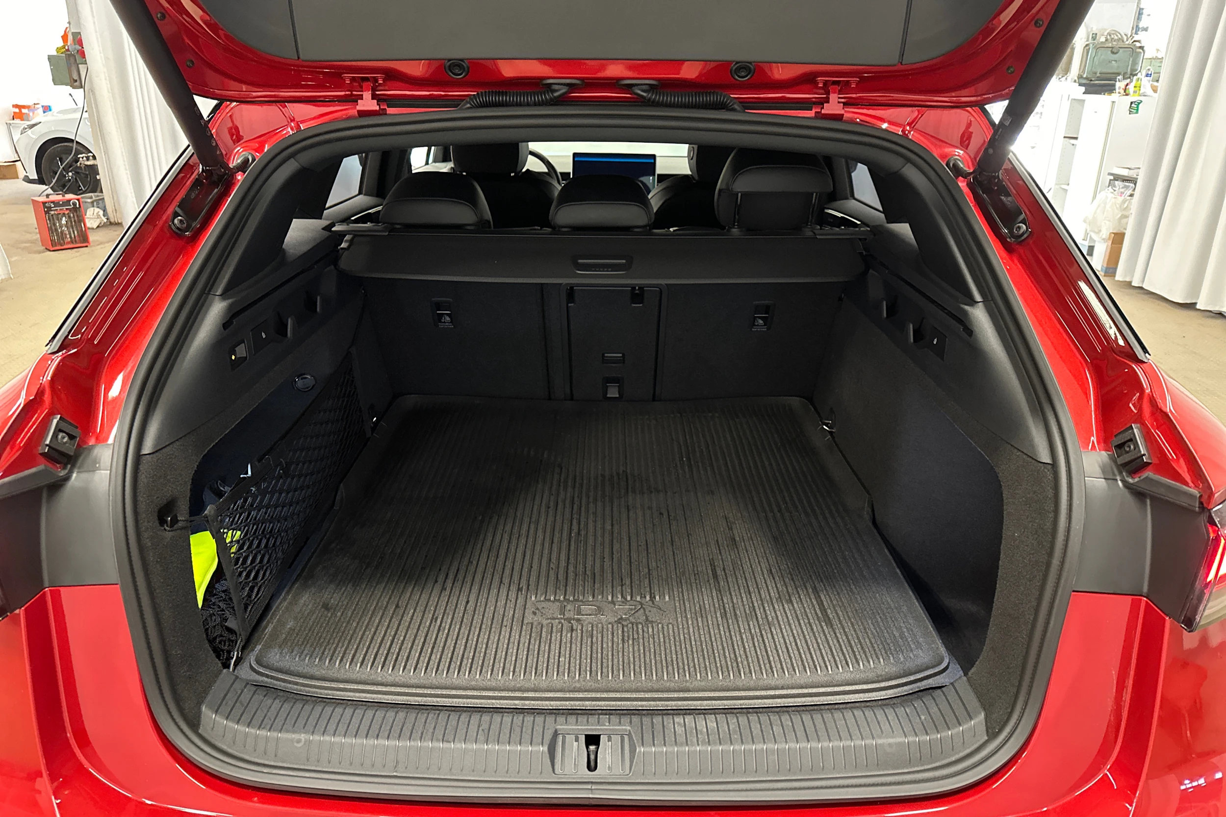 punainen Volkswagen ID.7 2025 kuva 30.