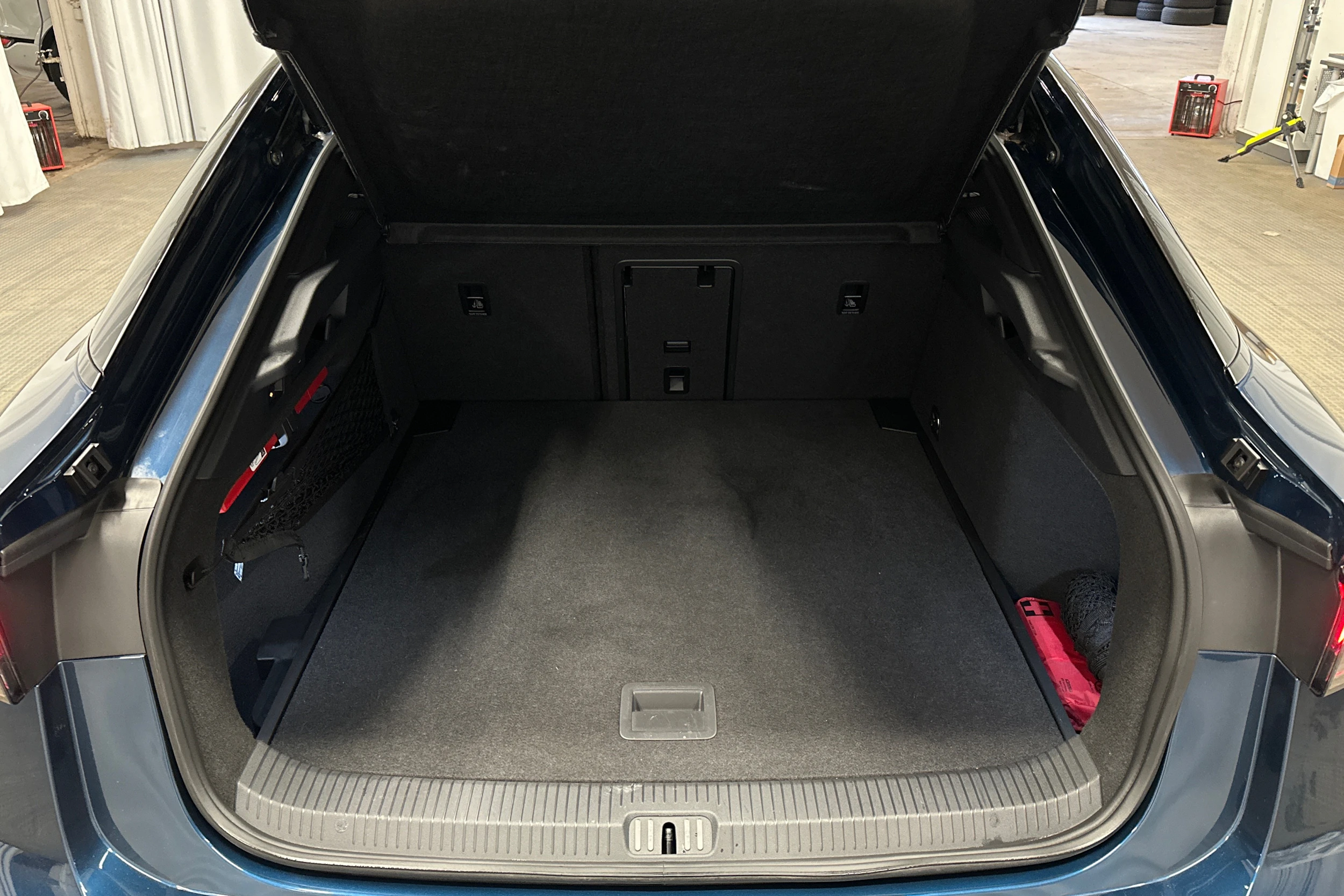 sininen Volkswagen ID.7 2025 kuva 11.