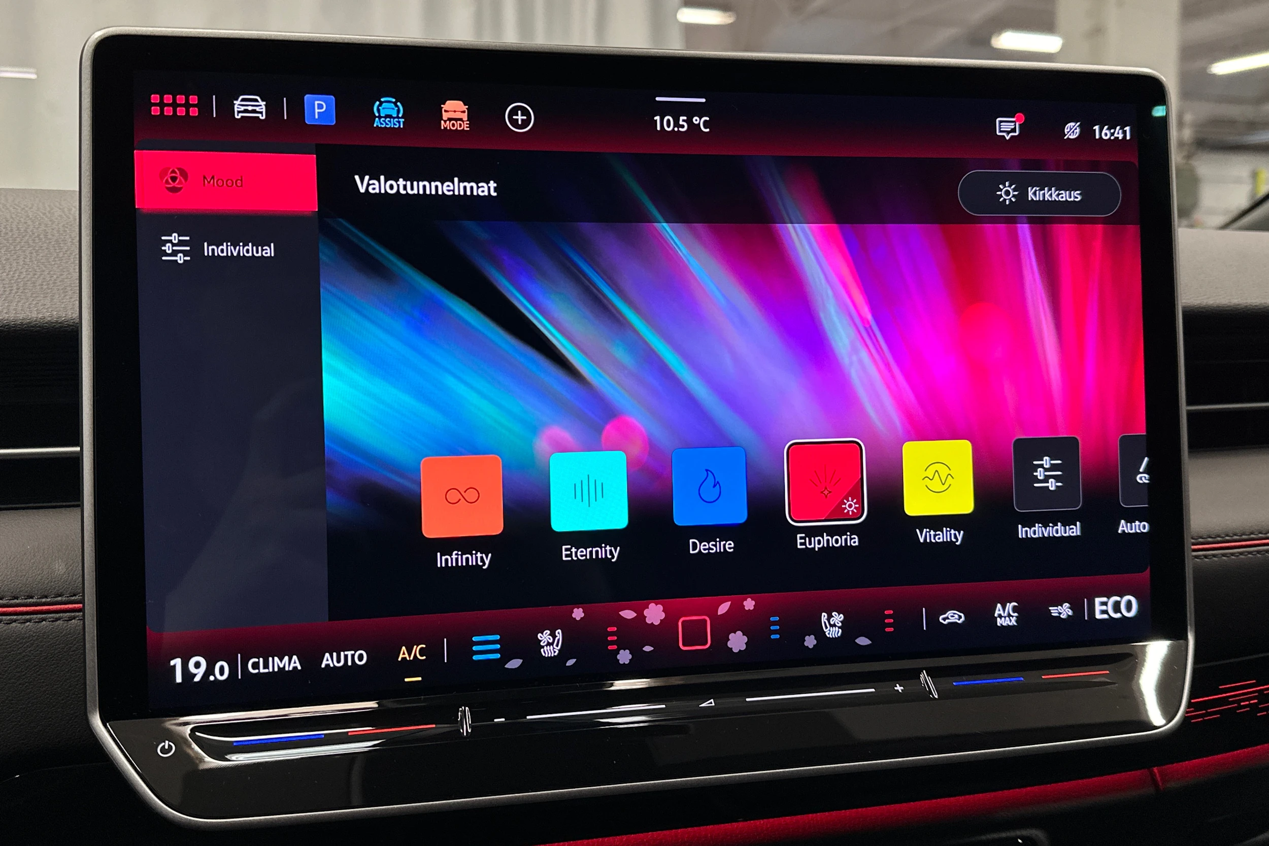 sininen Volkswagen ID.7 2025 kuva 29.