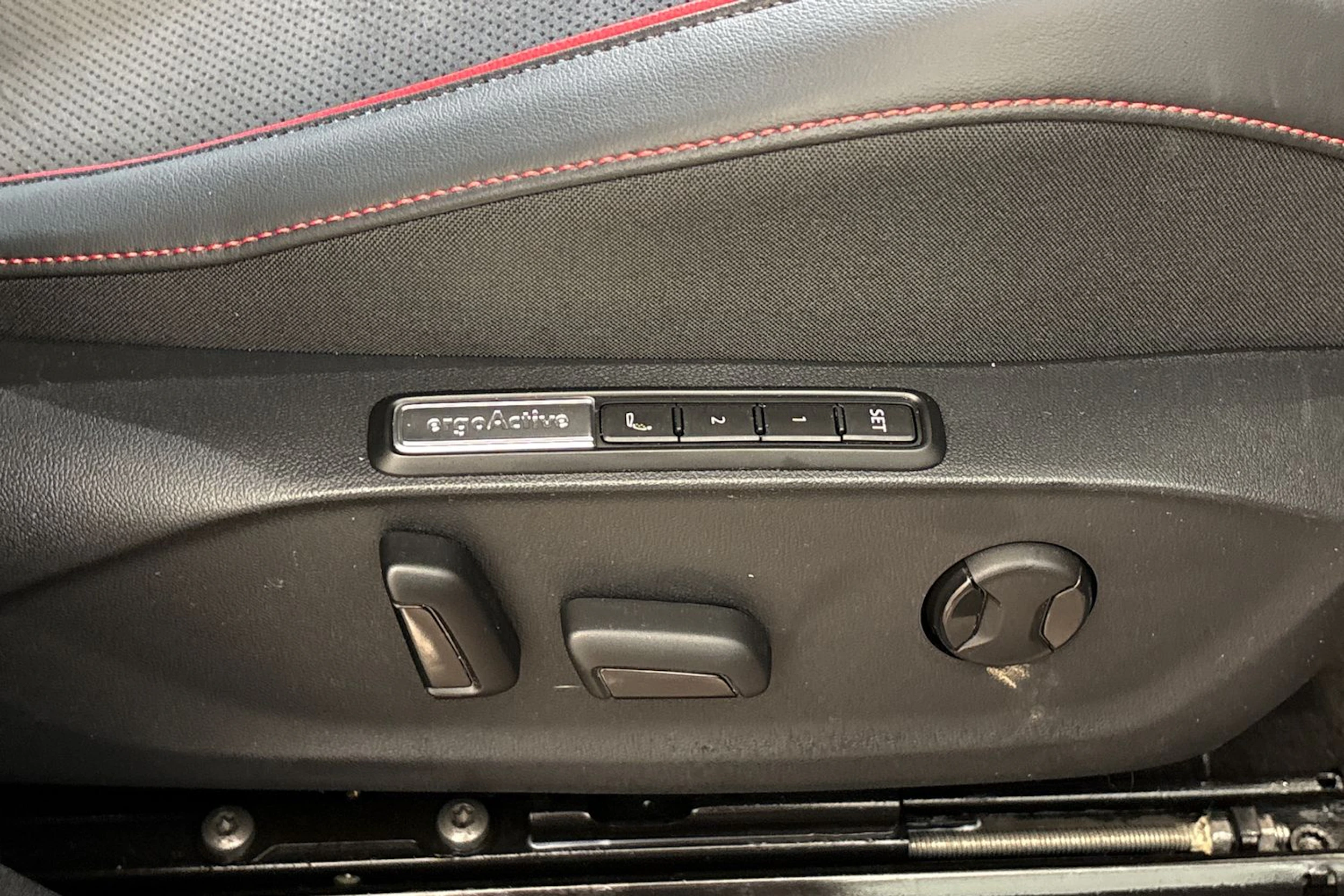 punainen Volkswagen ID.7 2025 kuva 17.