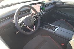 sininen Volkswagen ID.7 2025 kuva 6.