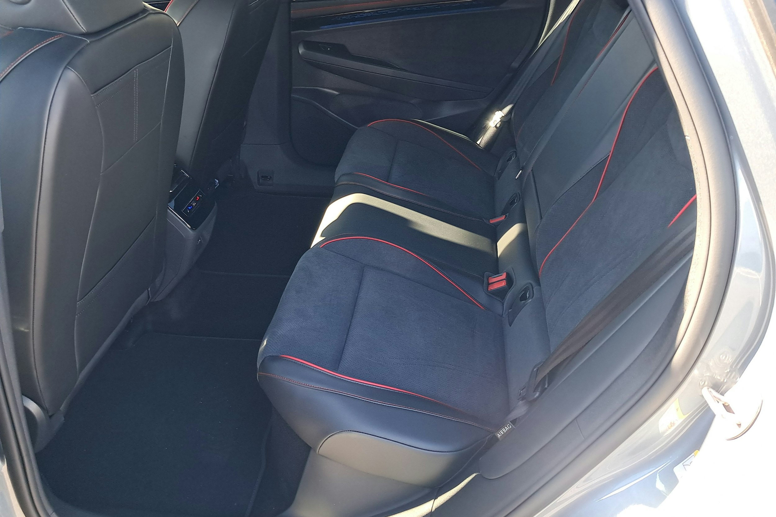 sininen Volkswagen ID.7 2025 kuva 8.