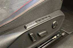 punainen Volkswagen ID.7 2025 kuva 14.