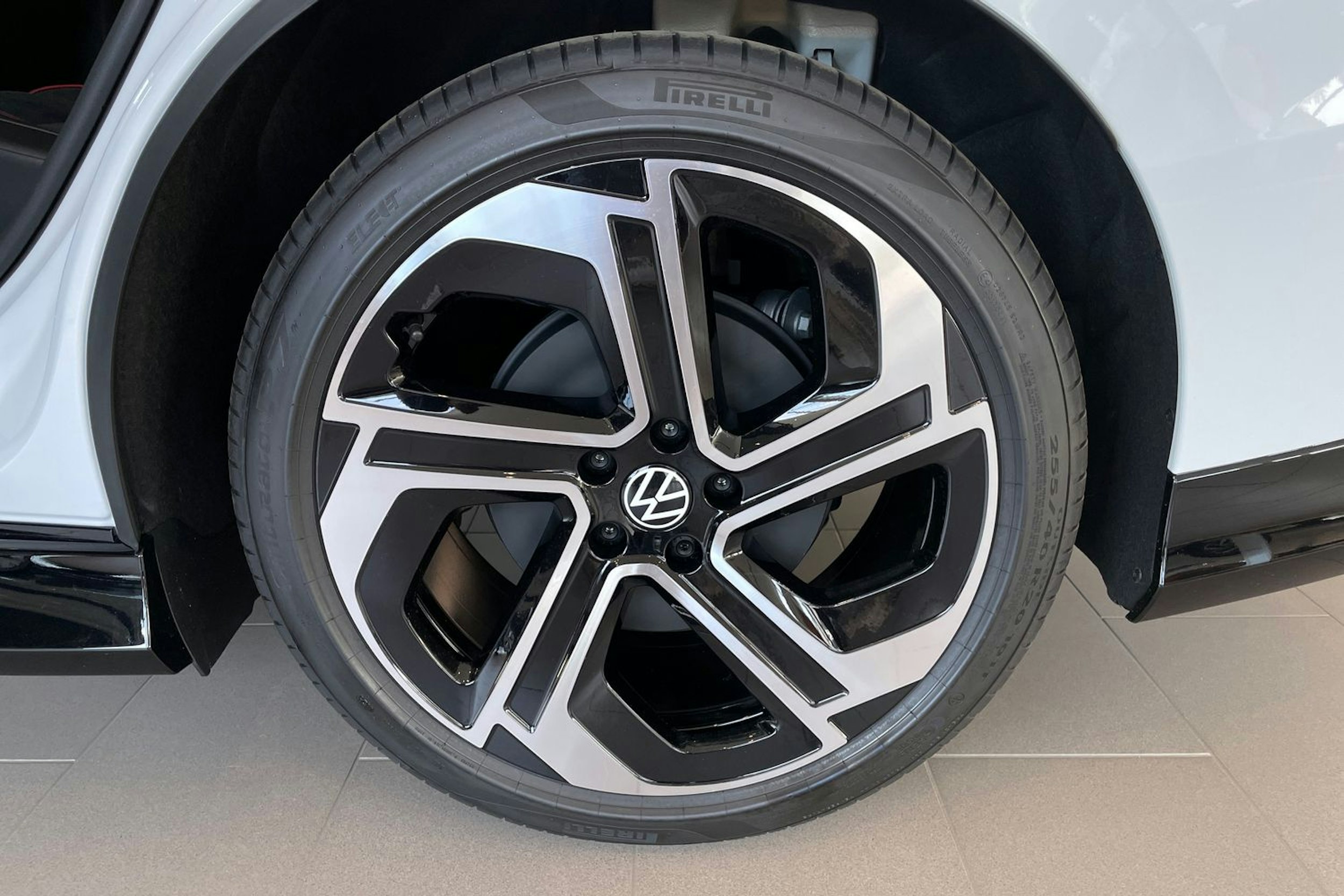 valkoinen Volkswagen ID.7 2025 kuva 10.