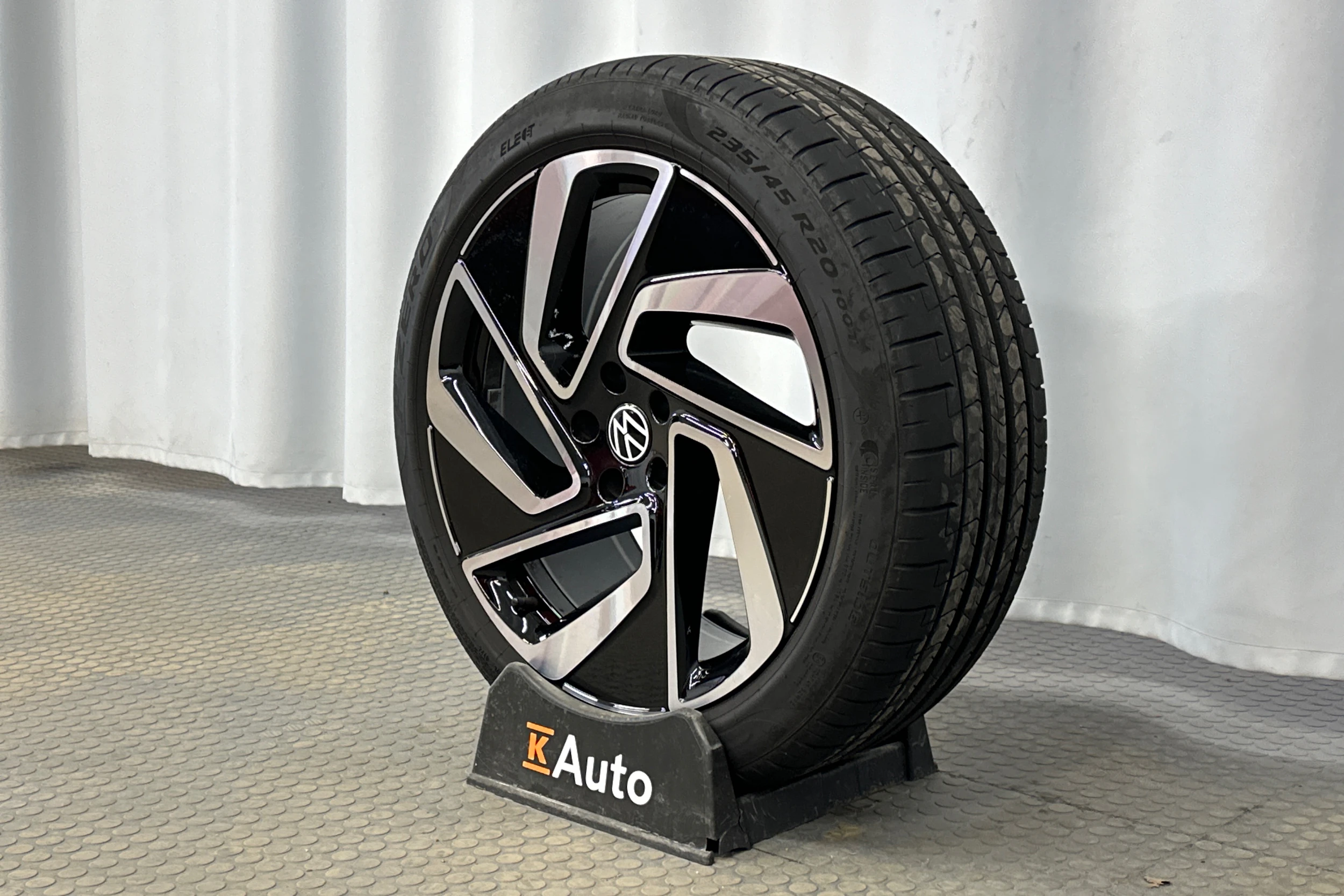 punainen Volkswagen ID.7 2025 kuva 10.