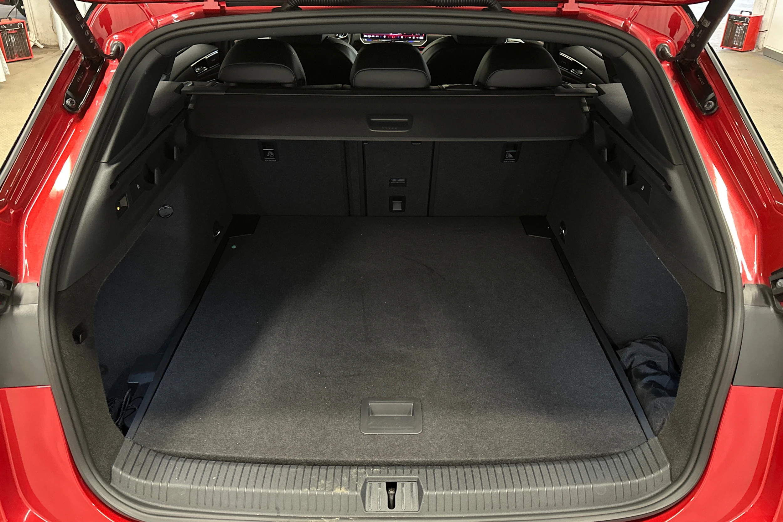 punainen Volkswagen ID.7 2025 kuva 11.