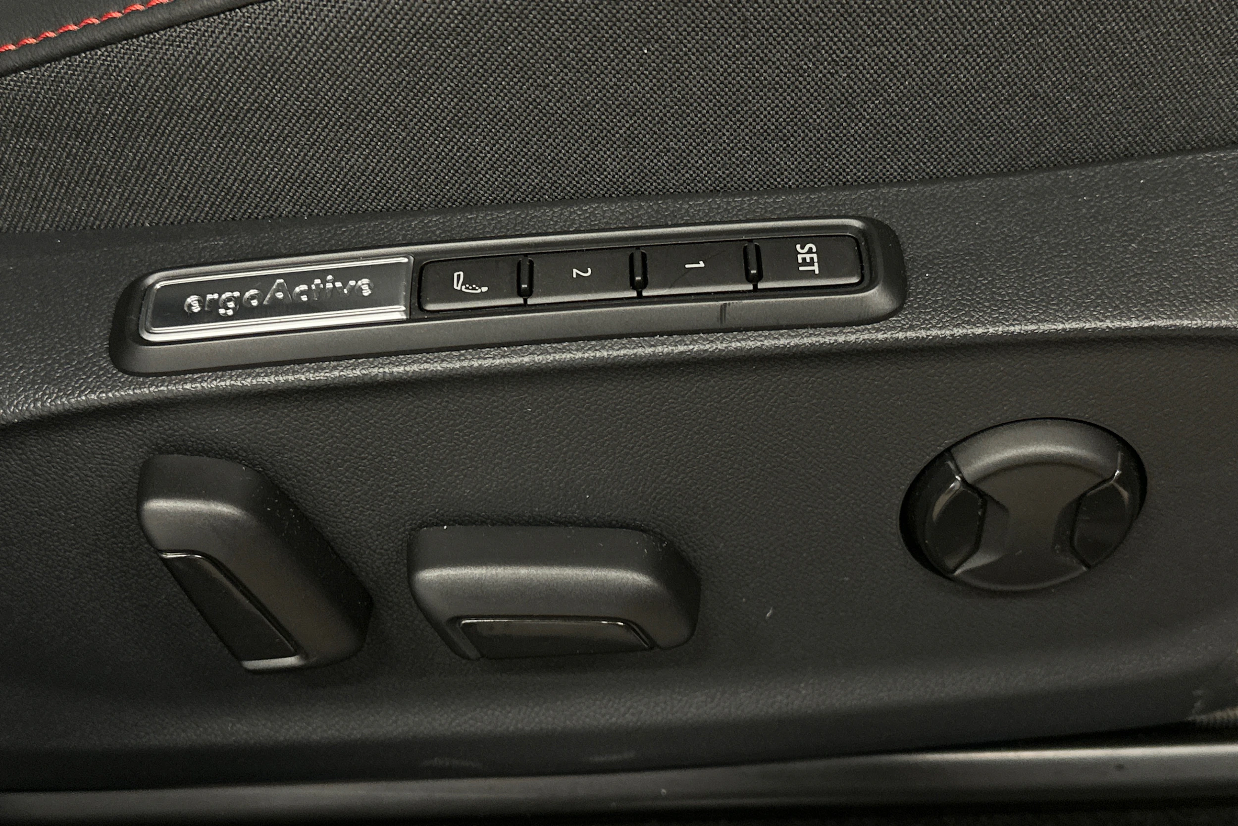 punainen Volkswagen ID.7 2025 kuva 17.