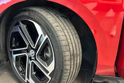 punainen Volkswagen ID.7 2025 kuva 10.