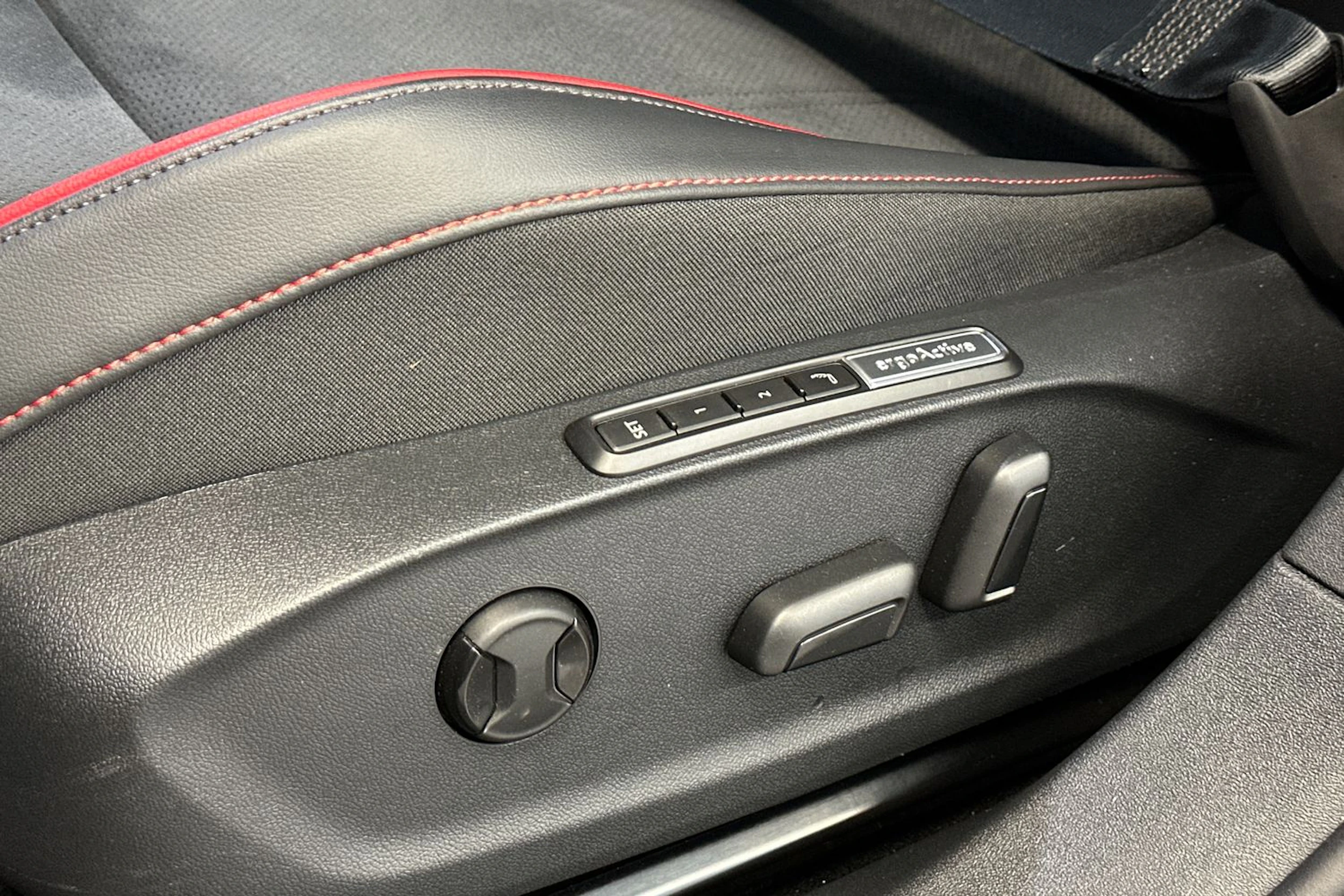 punainen Volkswagen ID.7 2025 kuva 16.