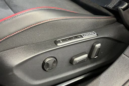 punainen Volkswagen ID.7 2025 kuva 16.