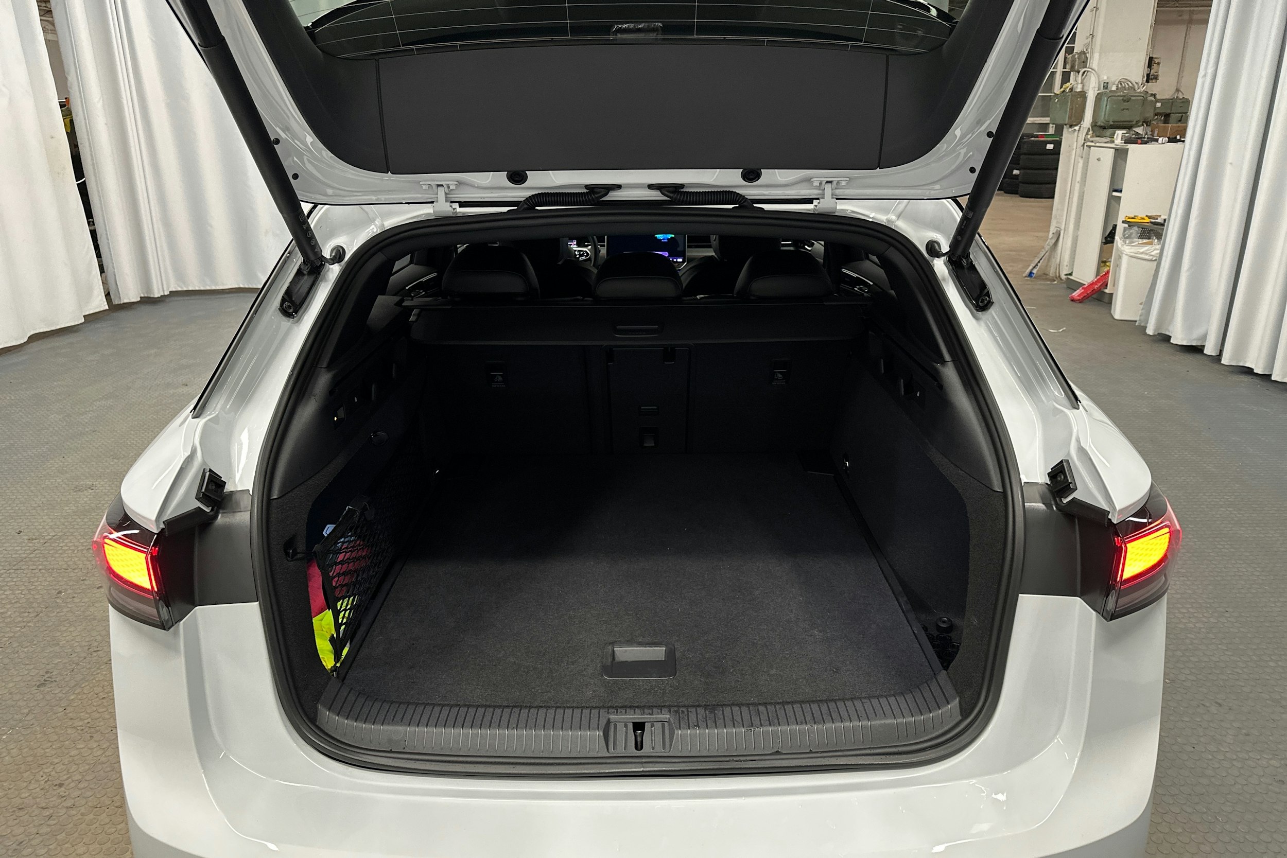 valkoinen Volkswagen ID.7 2025 kuva 34.