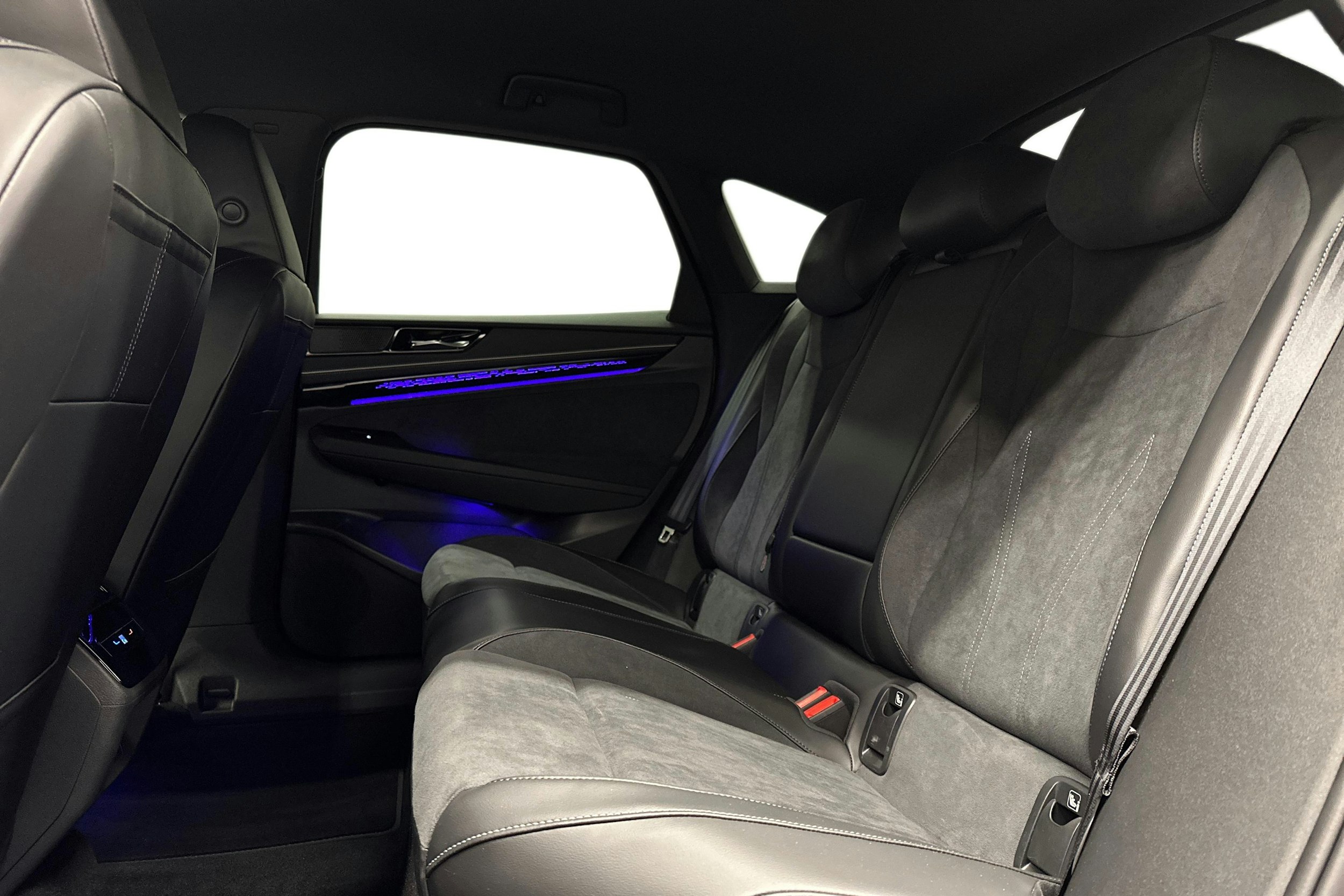 punainen Volkswagen ID.7 2025 kuva 10.