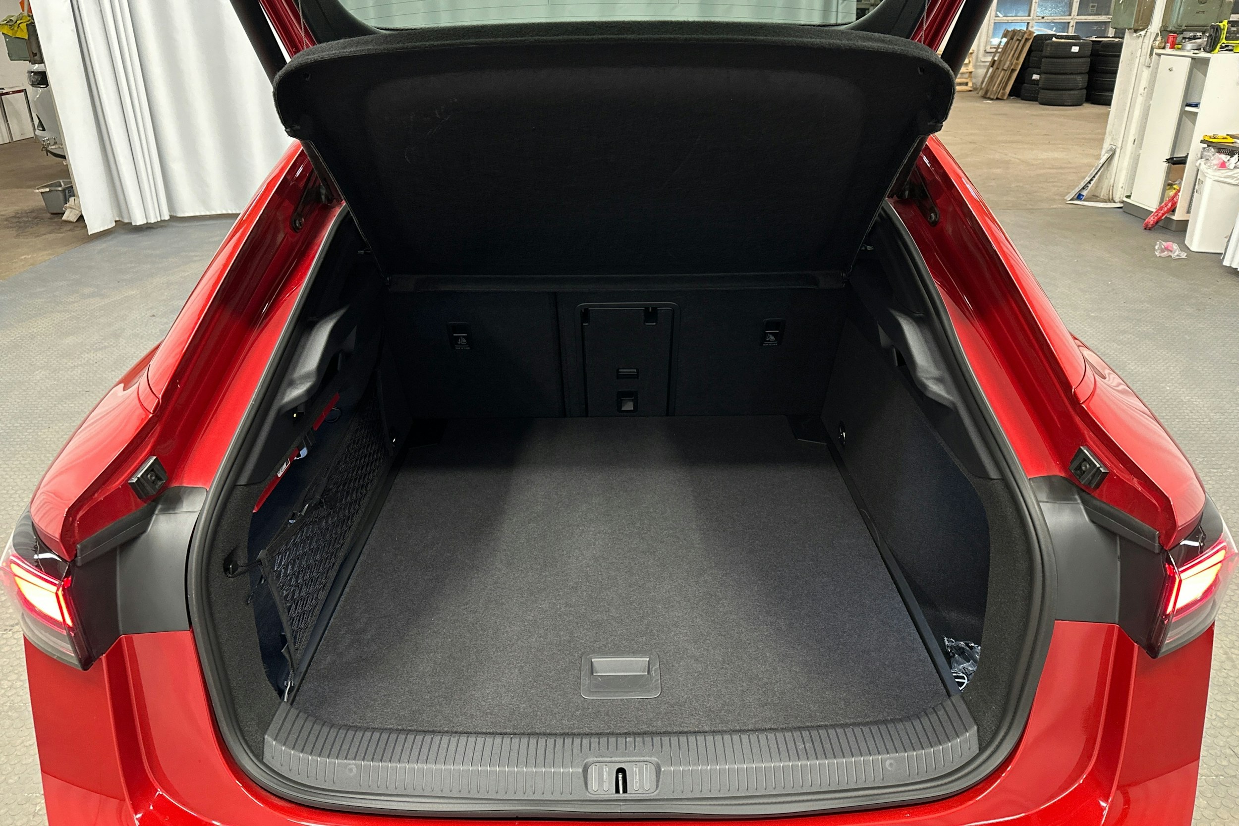 punainen Volkswagen ID.7 2025 kuva 14.