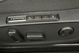 punainen Volkswagen ID.7 2025 kuva 20.