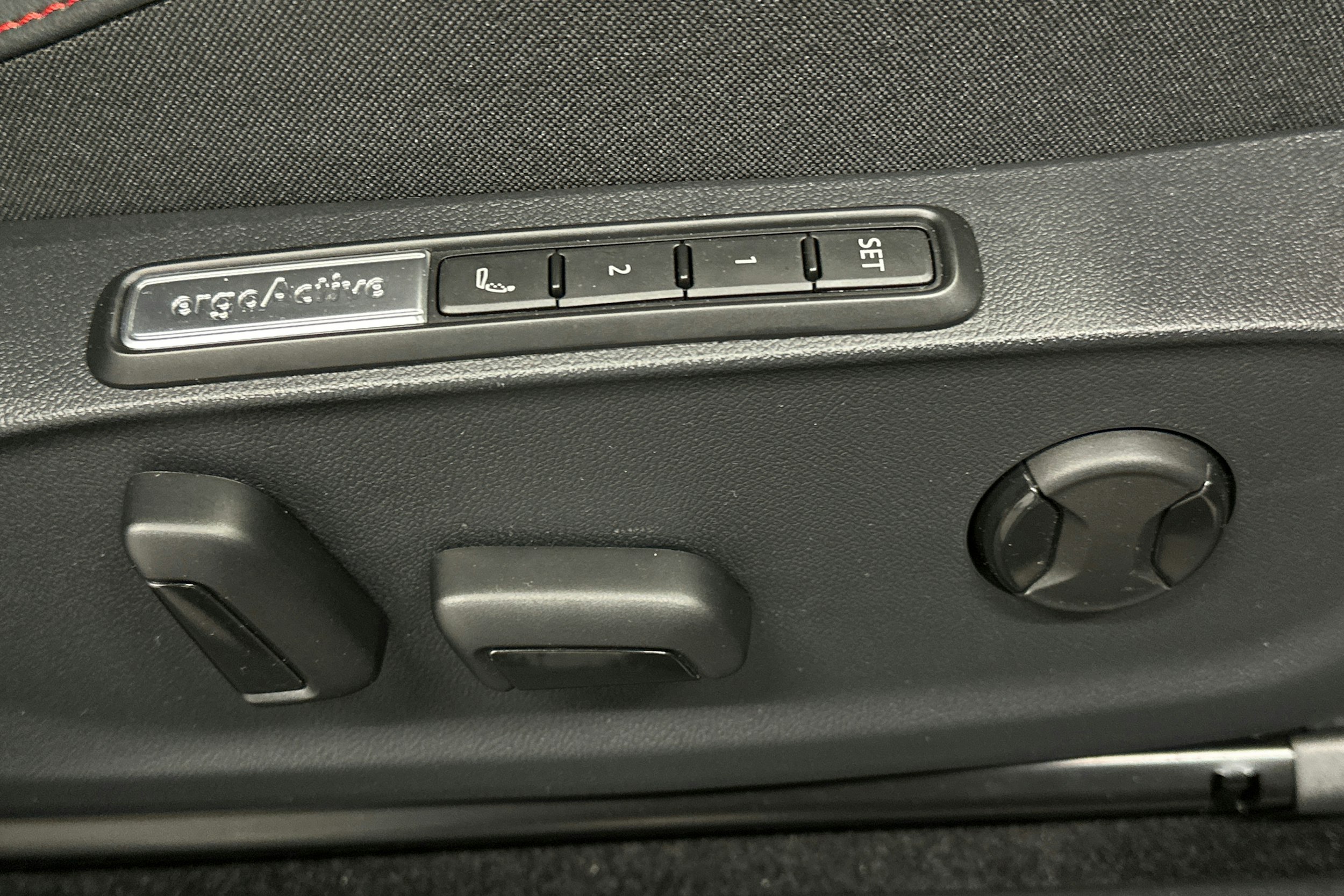 punainen Volkswagen ID.7 2025 kuva 17.