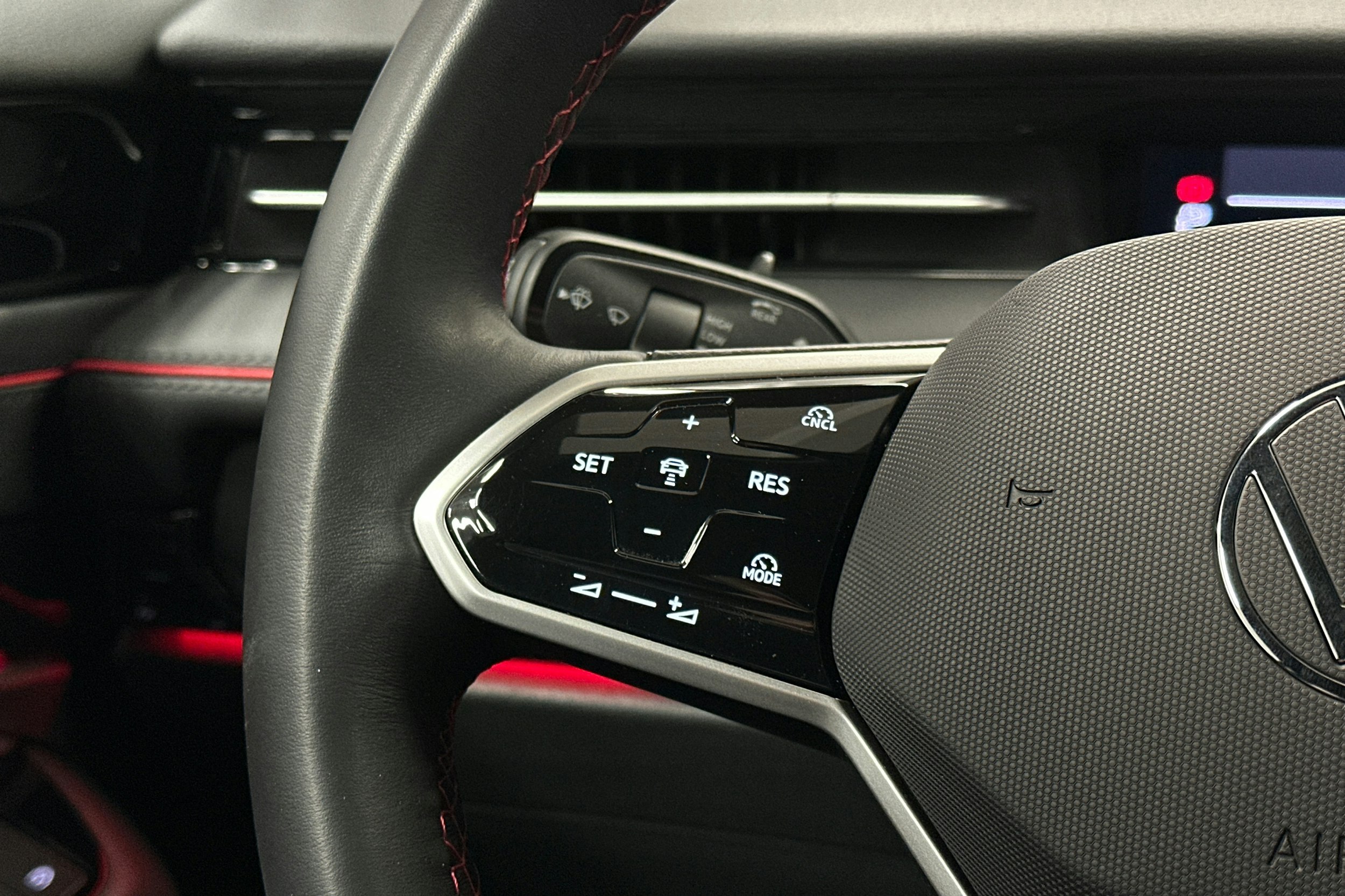 punainen Volkswagen ID.7 2025 kuva 19.