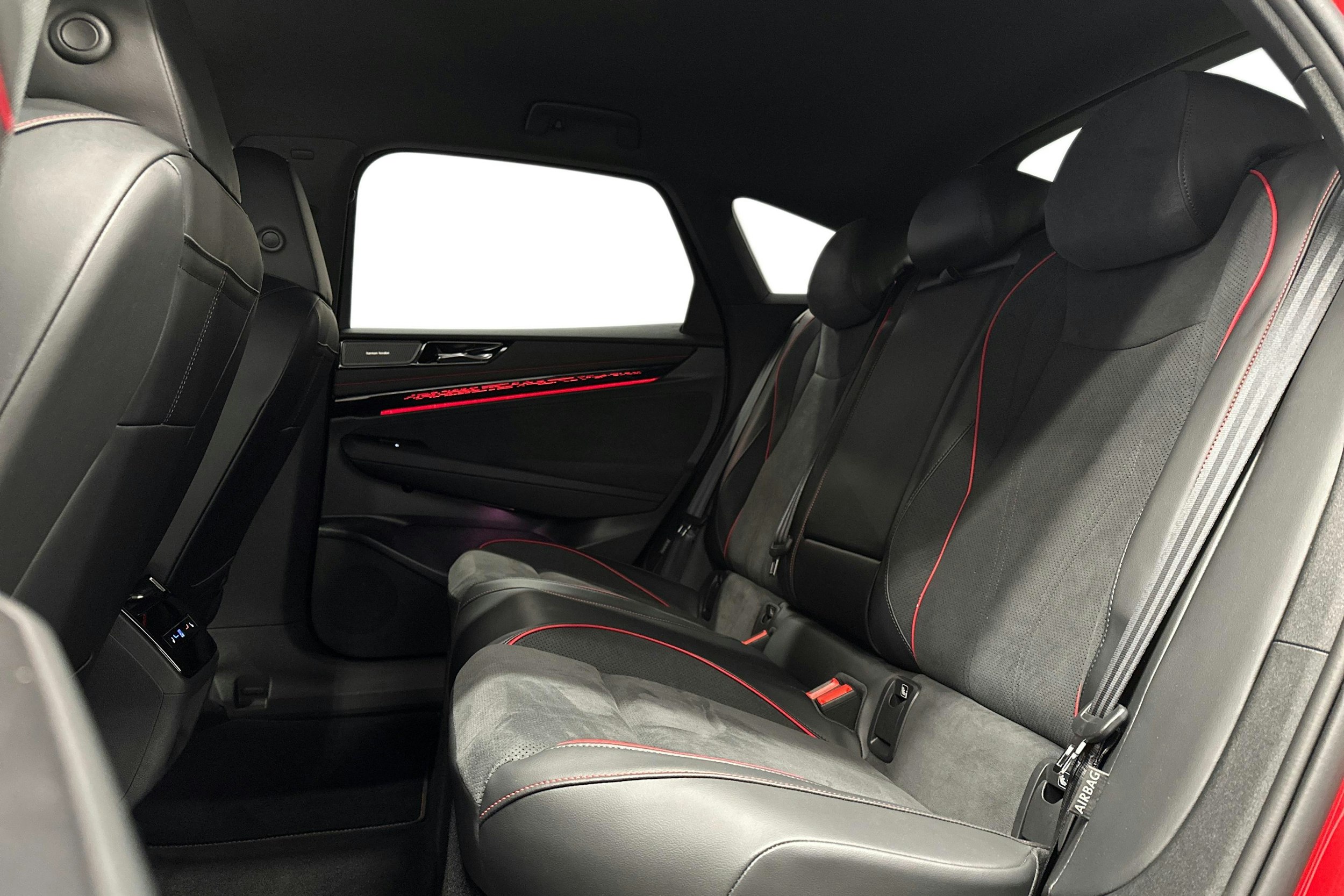 punainen Volkswagen ID.7 2025 kuva 10.