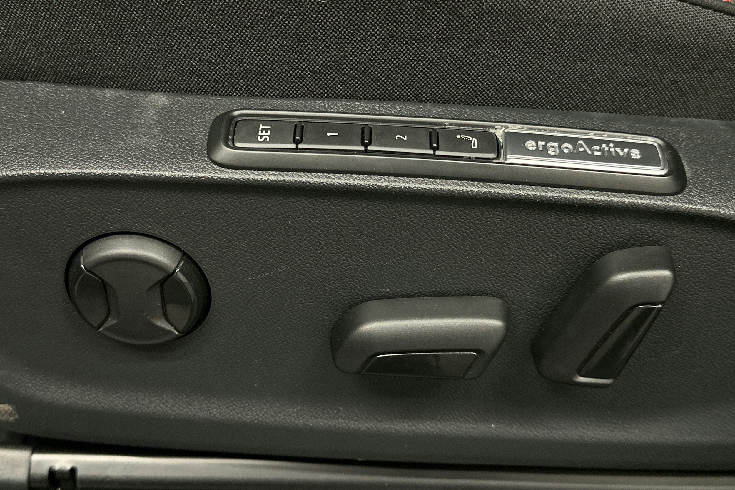 punainen Volkswagen ID.7 2025 kuva 19.