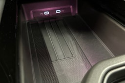 punainen Volkswagen ID.7 2025 kuva 37.