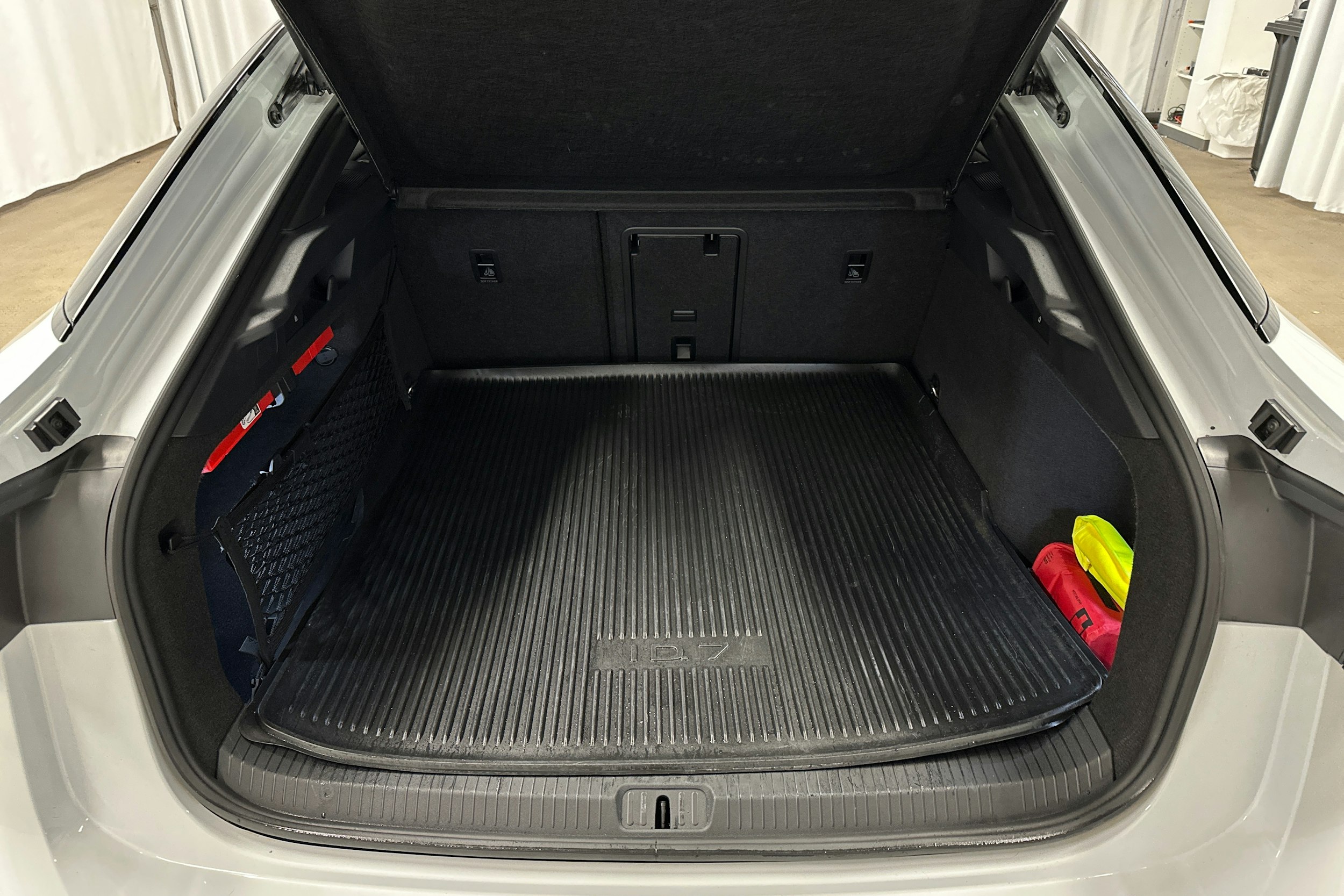 valkoinen Volkswagen ID.7 2025 kuva 14.