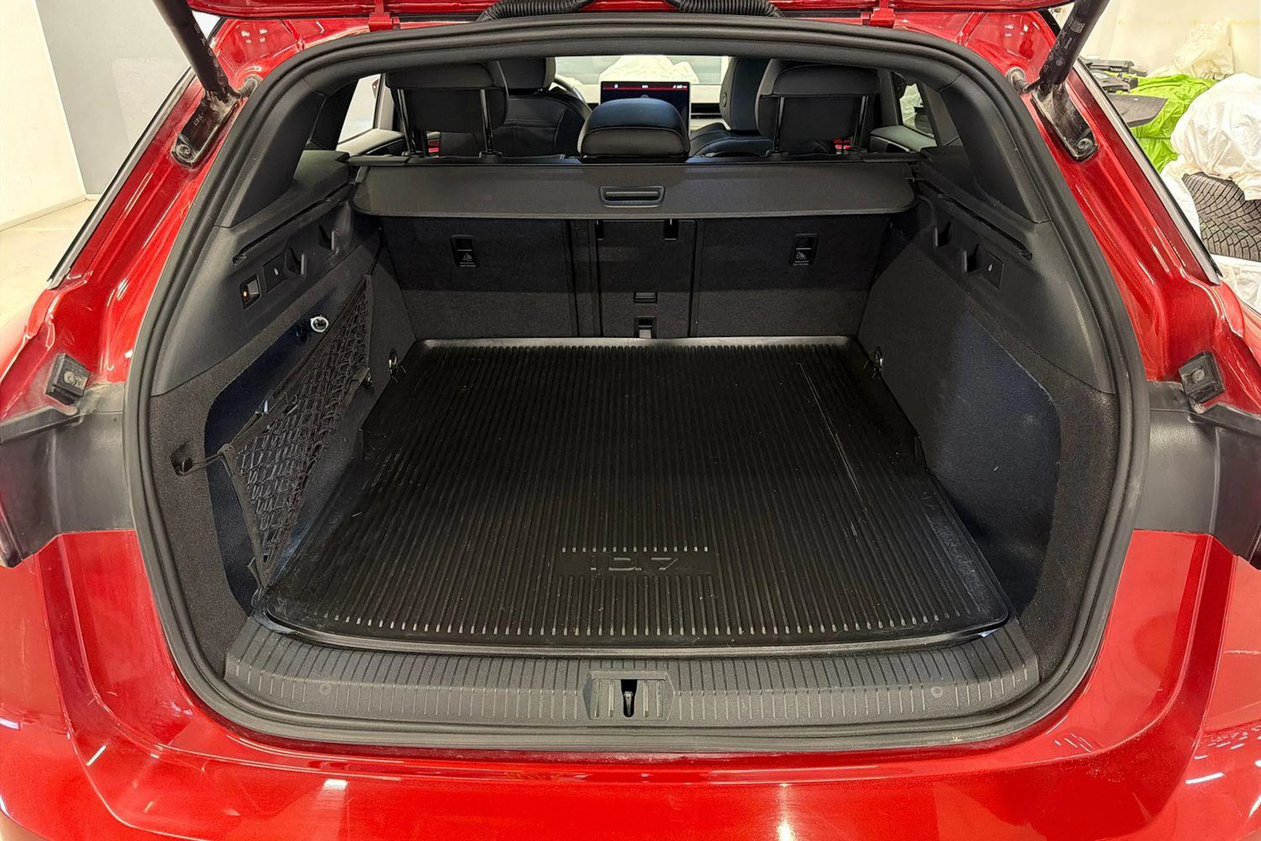 punainen Volkswagen ID.7 2025 kuva 12.