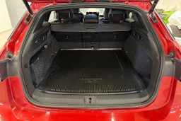 punainen Volkswagen ID.7 2025 kuva 12.