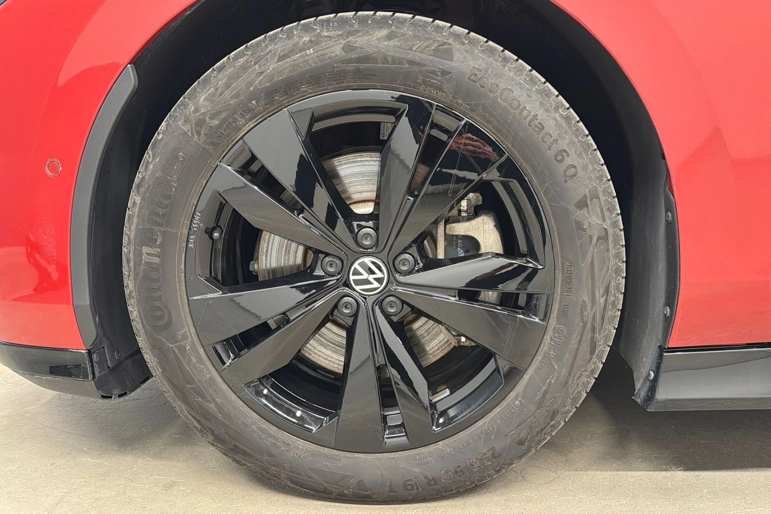 punainen Volkswagen ID.7 2025 kuva 13.