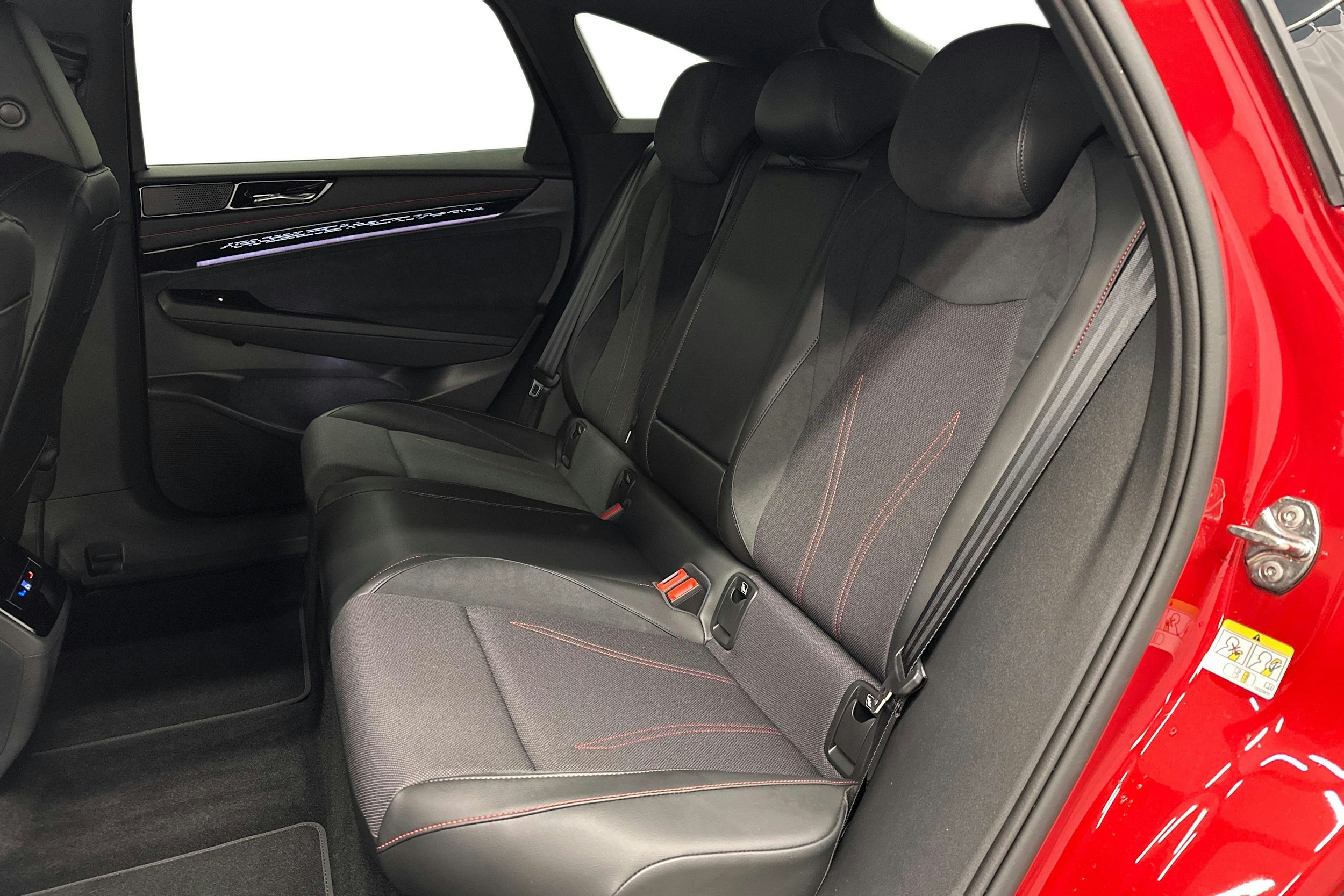 punainen Volkswagen ID.7 2025 kuva 10.